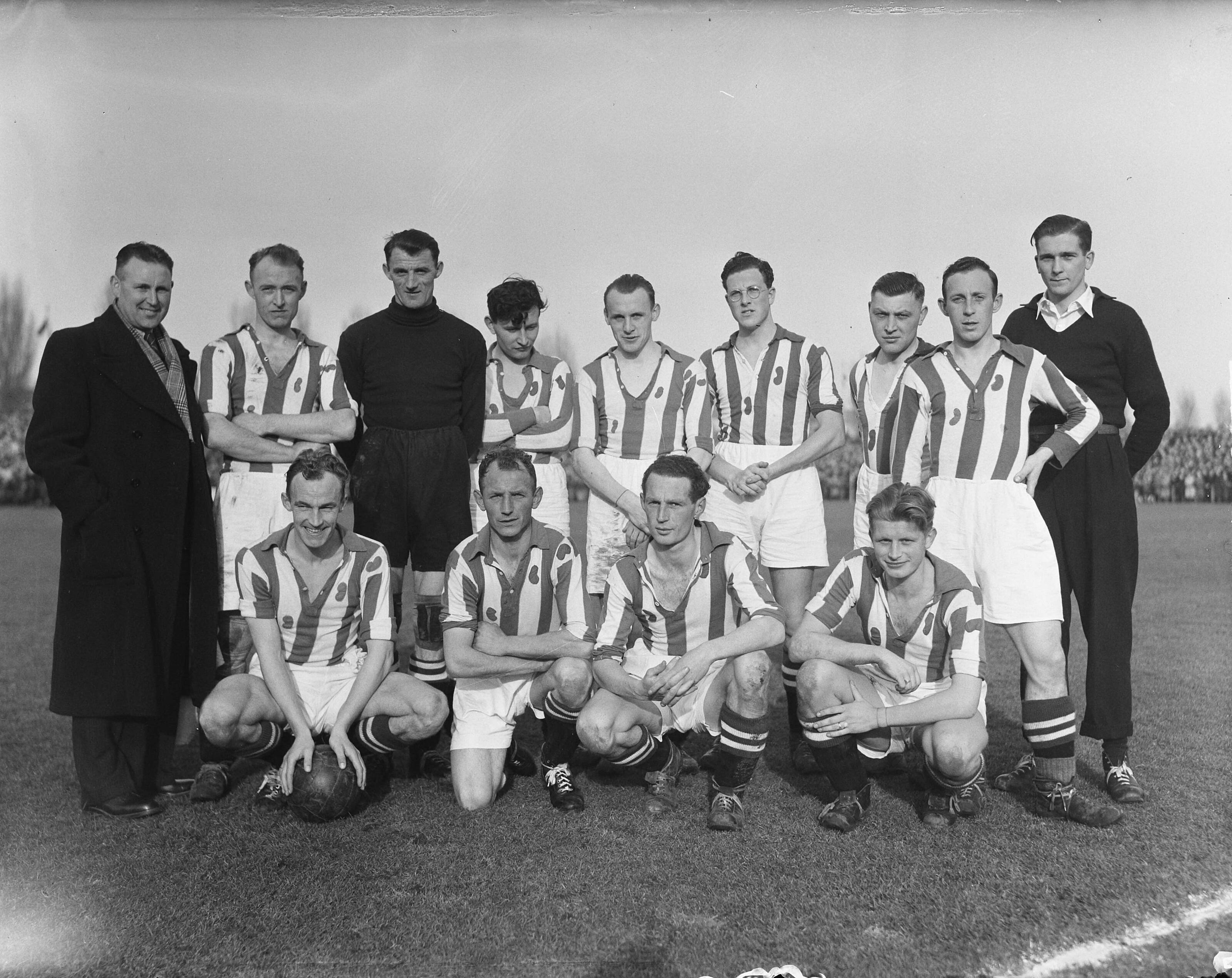 Fotocollectie Anefo — Voetbal. Leeuwarden tegen Heerenveen 2-3, Elftal Heerenveen, kampioen Eerste Klasse Noord — Foto: Oorschot, […] van / Anefo. Licentie: Set B: Rechtenvrij / Publiek Domein. Bron: Nationaal Archief. http://hdl.handle.net/10648/a8d4c8e8-d0b4-102d-bcf8-003048976d84