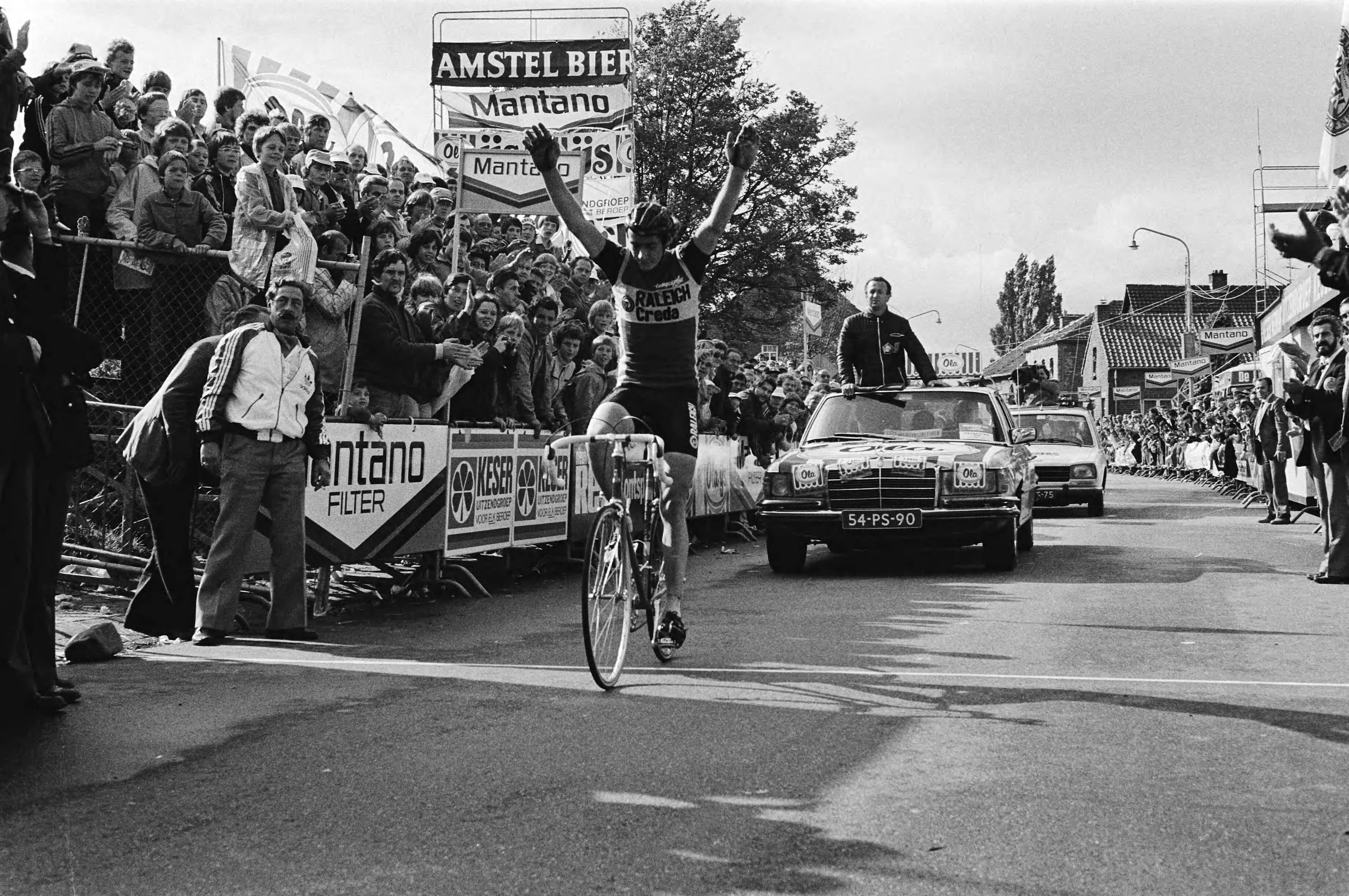 Fotocollectie Anefo — Nederlands Kampioenschap Wielrennen Profs op de weg te Geulle; Johan van der Velde finisht als kampioen — Foto: Antonisse, Marcel / Anefo. Licentie: Set B: Rechtenvrij / Publiek Domein. Bron: Nationaal Archief. http://hdl.handle.net/10648/ace30648-d0b4-102d-bcf8-003048976d84