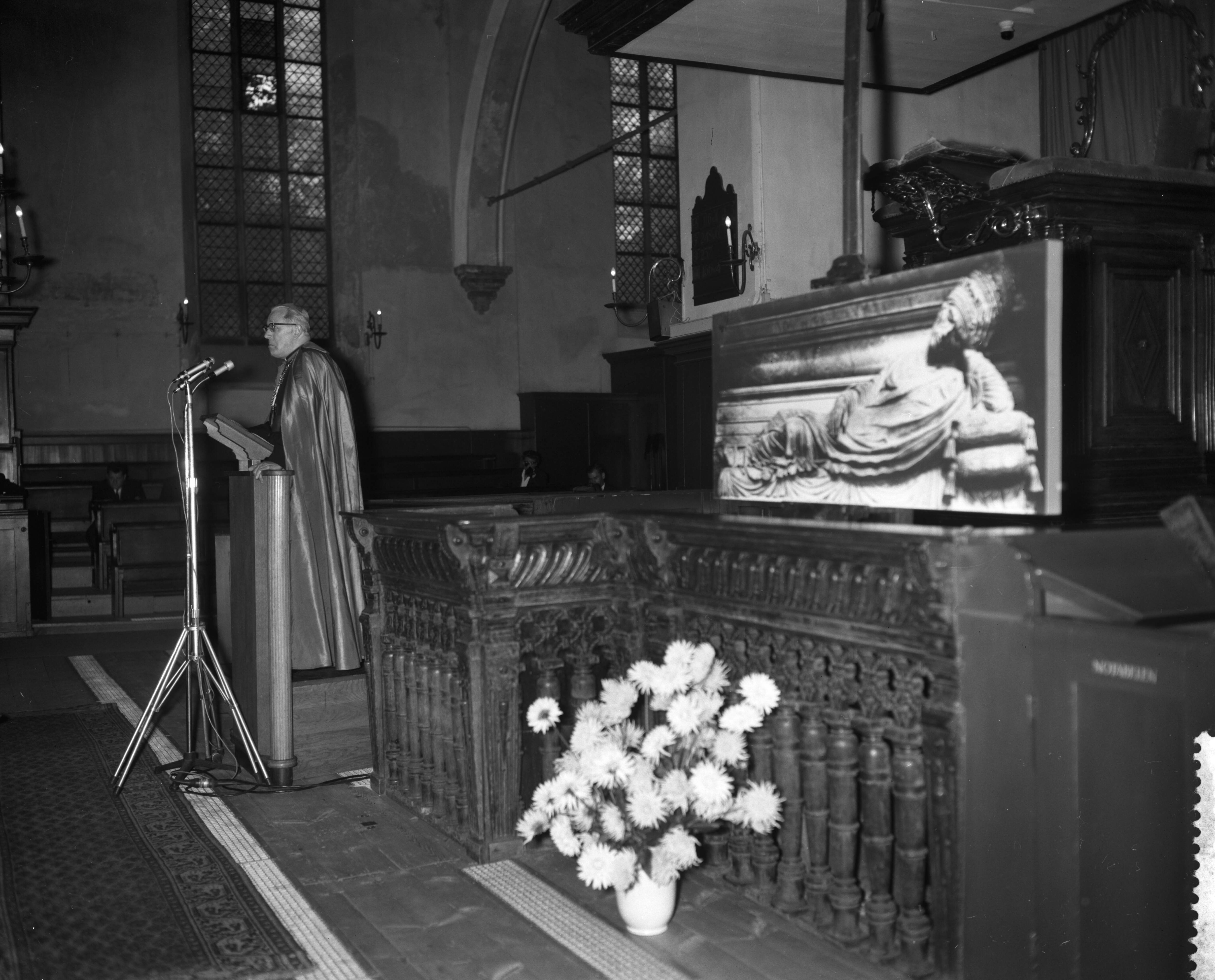 Fotocollectie Anefo — Opening tentoonstelling over "Adrianus IV" door mgr. B. J. Alfrink in het Centraal Museum te Utrecht — Foto: Bilsen, Joop van / Anefo. Licentie: Set B: Rechtenvrij / Publiek Domein. Bron: Nationaal Archief. http://hdl.handle.net/10648/a99ea208-d0b4-102d-bcf8-003048976d84