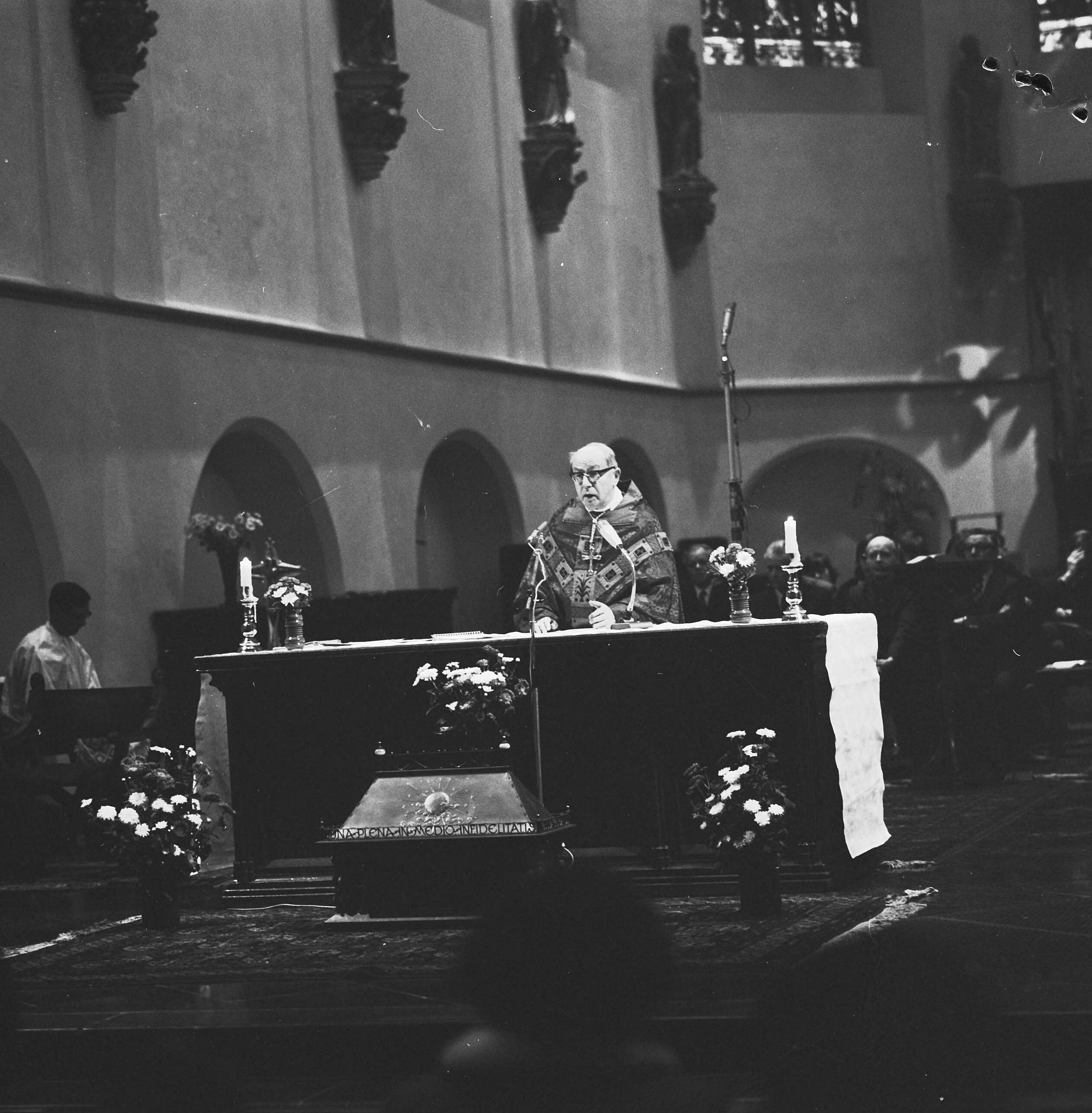 Kardinaal Alfrink opent het heilig jaar voor Nederland in de Catharina kathedraal in Utrecht — De kardinaal bij het altaar — Foto: Mieremet, Rob / Anefo. Licentie: Set B: Rechtenvrij / Publiek Domein. Bron: Nationaal Archief. http://hdl.handle.net/10648/ac3ef54e-d0b4-102d-bcf8-003048976d84