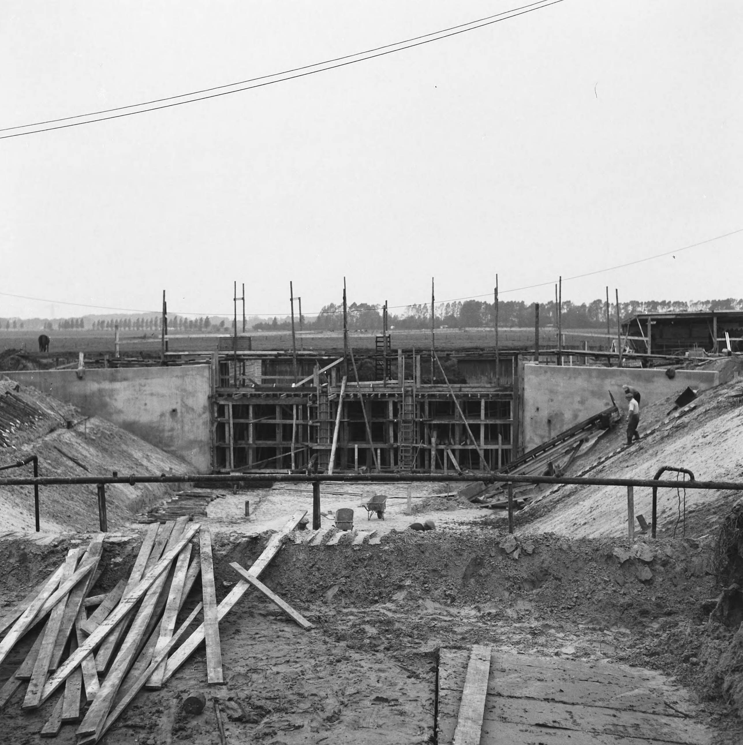 Fotocollectie Nederlandse Heidemaatschappij — Aanleg grote duiker met stuw in de Oostermoersevaart onder Zuidlaren — Foto: Eyssen, [...] / Heidemij. Licentie: Set B: Rechtenvrij / Publiek Domein. Bron: Nationaal Archief. http://hdl.handle.net/10648/ae5f018e-d0b4-102d-bcf8-003048976d84