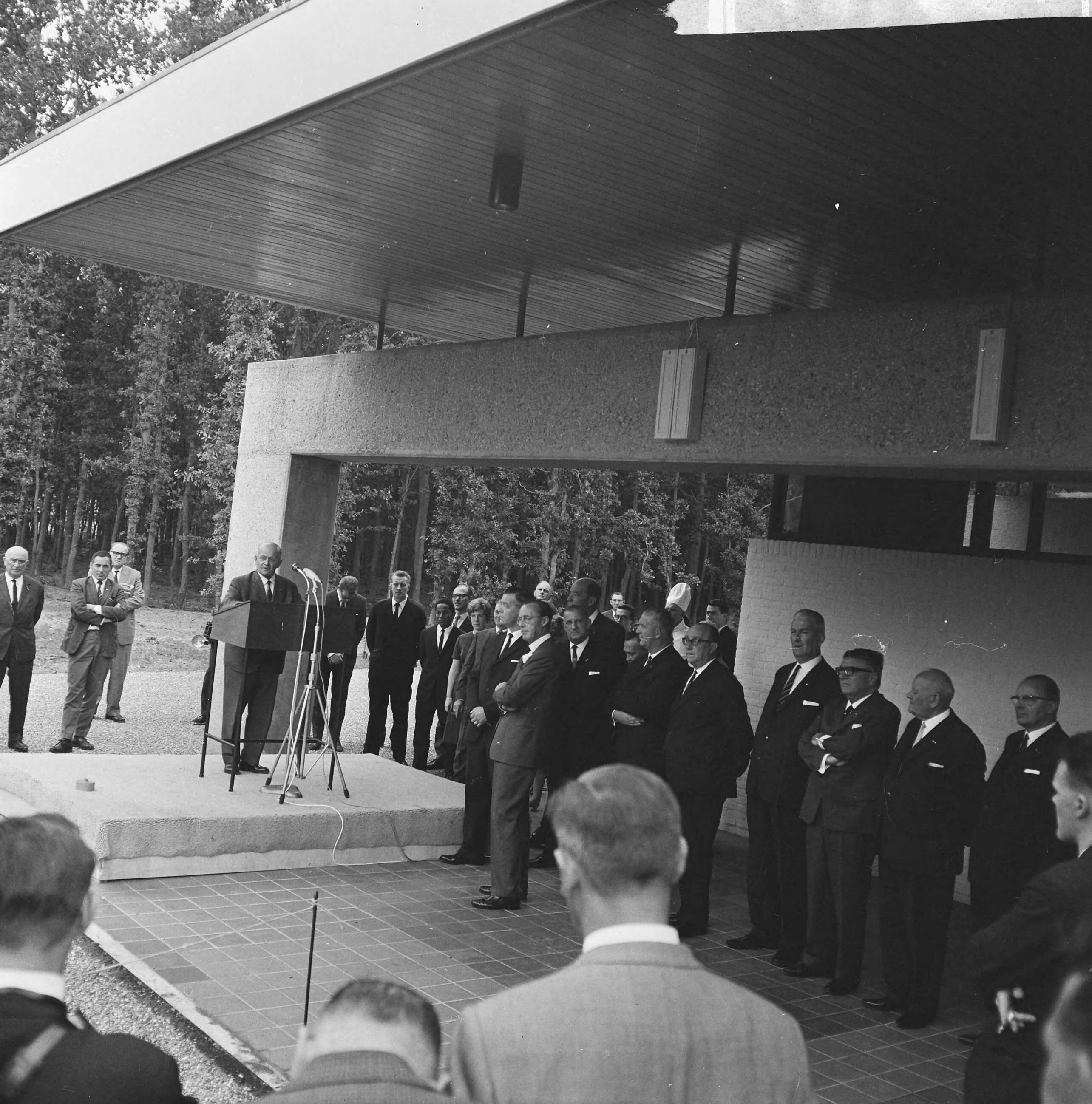 Fotocollectie Anefo — Opening KNVB-sportcentrum te Zeist door prins Bernhard, toespraak van KNVB-voorzitter Toon Schröder — Foto: Nijs, Jac. de / Anefo. Licentie: Set B: Rechtenvrij / Publiek Domein. Bron: Nationaal Archief. http://hdl.handle.net/10648/aac0c134-d0b4-102d-bcf8-003048976d84