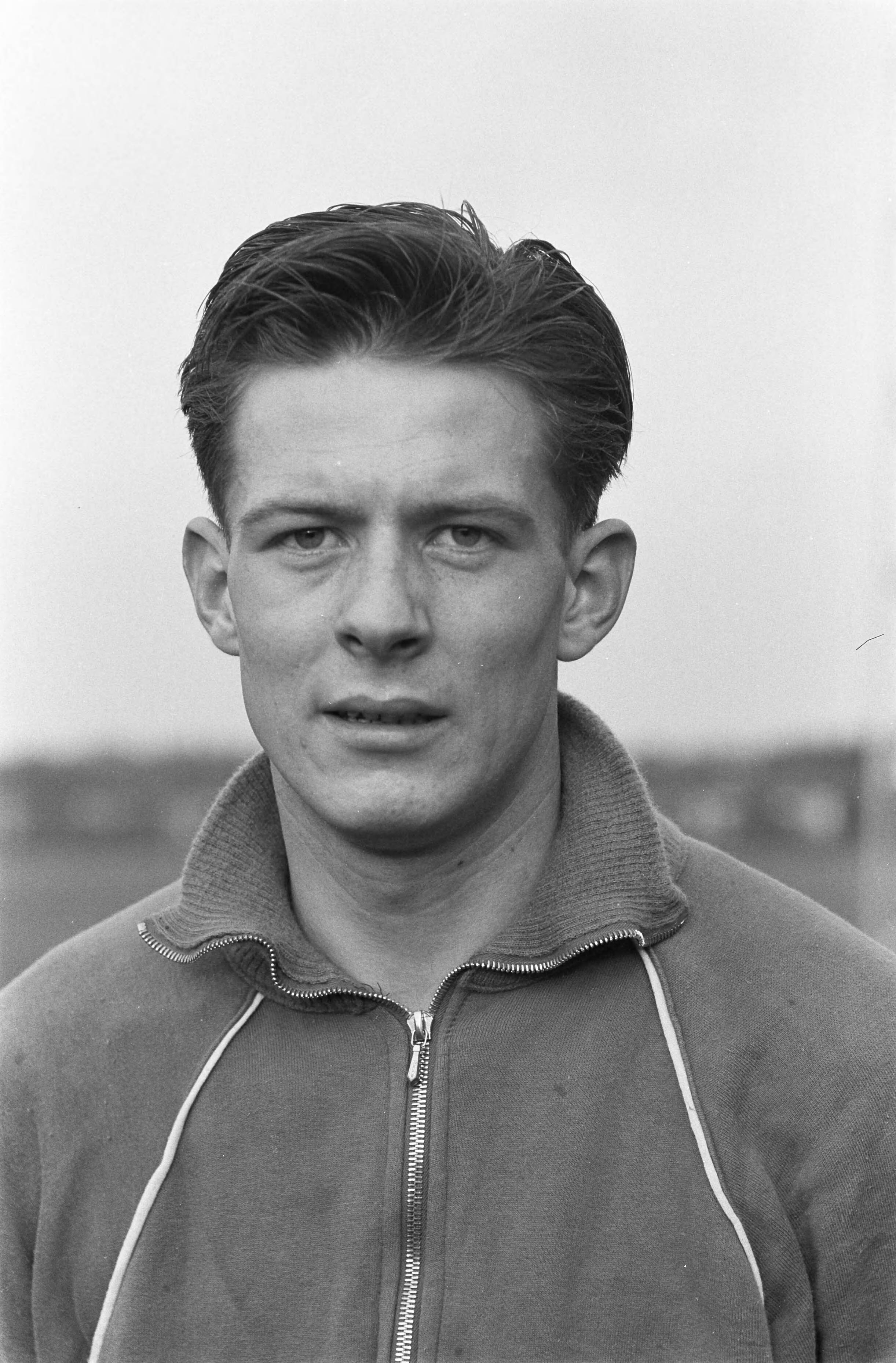 Fotocollectie Anefo — Jong Oranje traint, Nico van Zoghel (DOS) — Foto: Pot, Harry / Anefo. Licentie: Set B: Rechtenvrij / Publiek Domein. Bron: Nationaal Archief. http://hdl.handle.net/10648/aa1dd564-d0b4-102d-bcf8-003048976d84