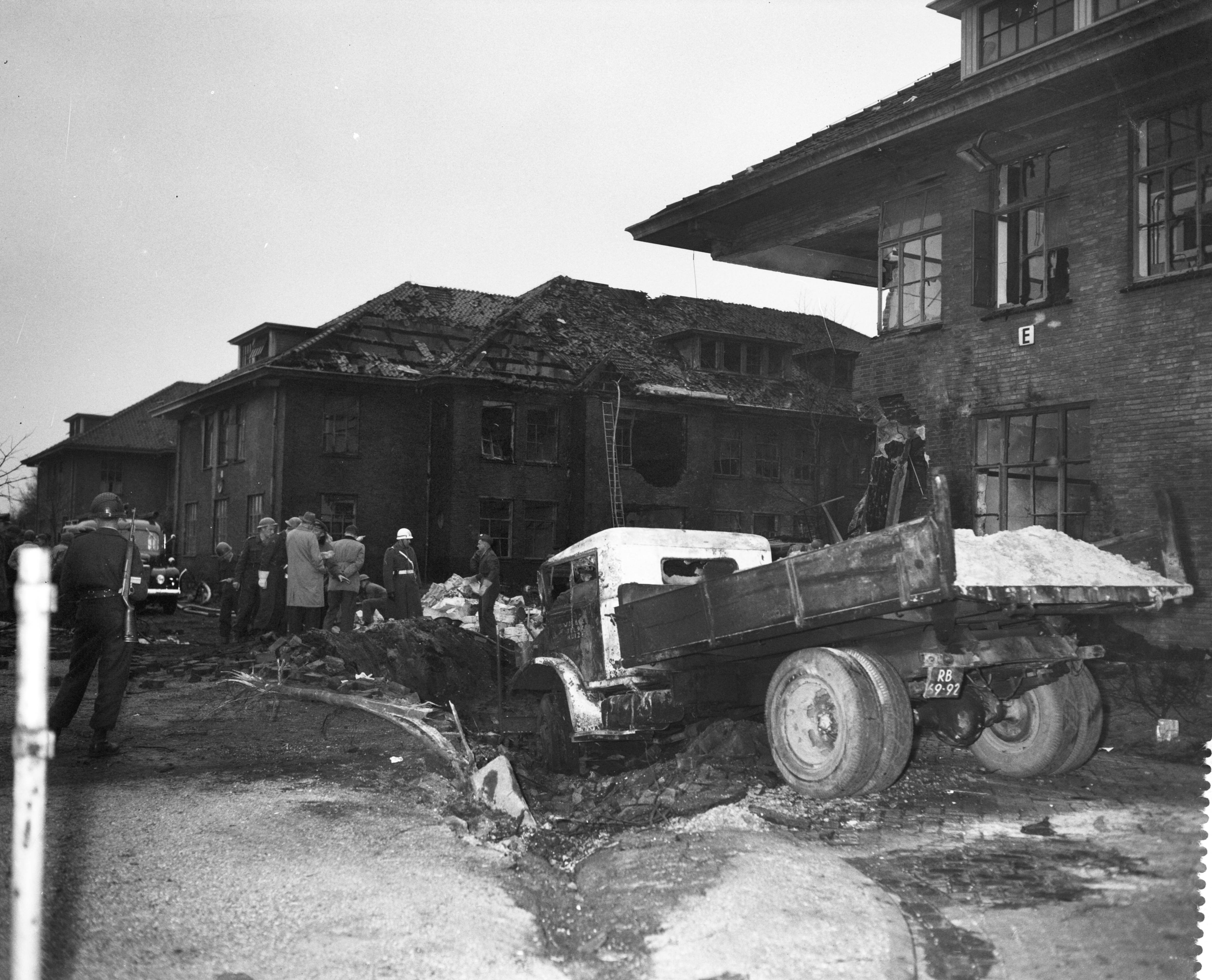 Fotocollectie Anefo — Amerikaanse straaljager F 100c Supre Sabre neergestort op de Kolonel Palmkazerne te Bussum. De twee beschadigde gebouwen — Foto: Bilsen, Joop van / Anefo. Licentie: Set B: Rechtenvrij / Publiek Domein. Bron: Nationaal Archief. http://hdl.handle.net/10648/a96eaef4-d0b4-102d-bcf8-003048976d84