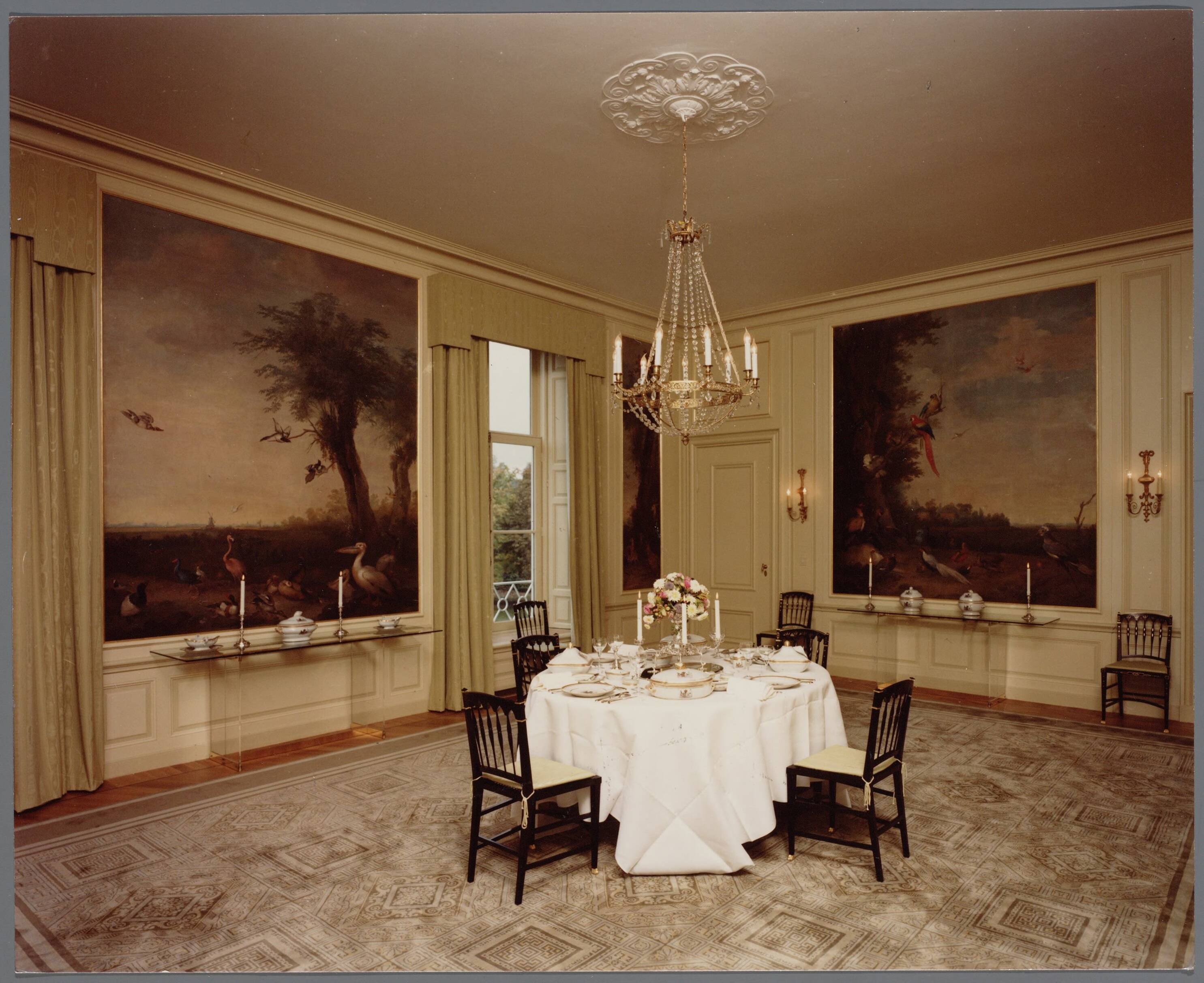 Paleis Huis ten Bosch te Den Haag — Eetkamer van het koninklijk gezin, het meubilair werd rond 1800 besteld bij de Haagse meubelmaker A. Eeltjes — Foto: Hofmeester, Bart / RVD. Licentie: Set B: Rechtenvrij / Publiek Domein. Bron: Nationaal Archief. http://hdl.handle.net/10648/afa8b3fa-d0b4-102d-bcf8-003048976d84