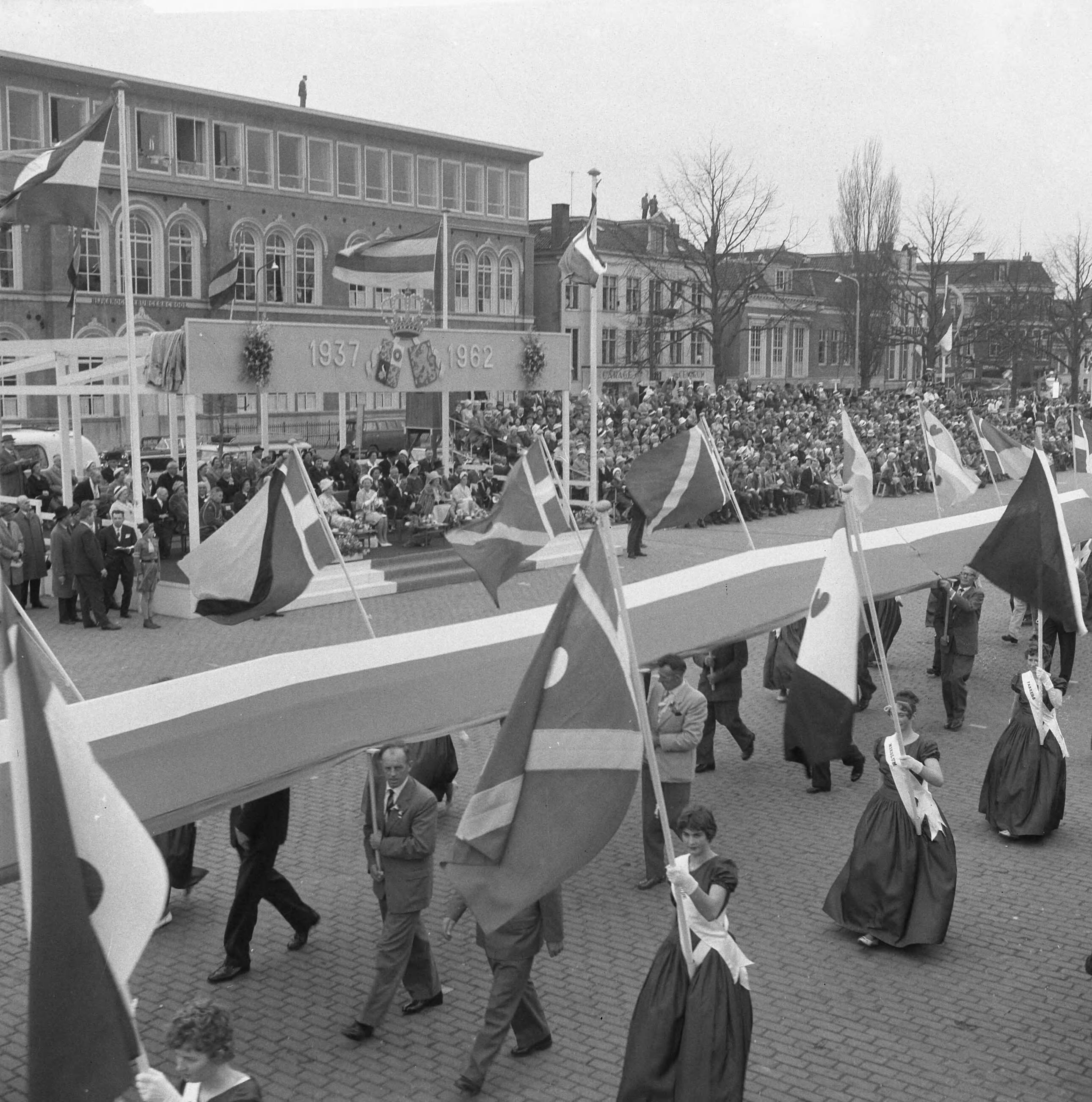 Koninklijk bezoek aan Groningen en Friesland (1962) — Koninklijk bezoek aan Leeuwarden — Foto: Merk, Ben / Anefo. Licentie: Set B: Rechtenvrij / Publiek Domein. Bron: Nationaal Archief. http://hdl.handle.net/10648/aa0709e2-d0b4-102d-bcf8-003048976d84