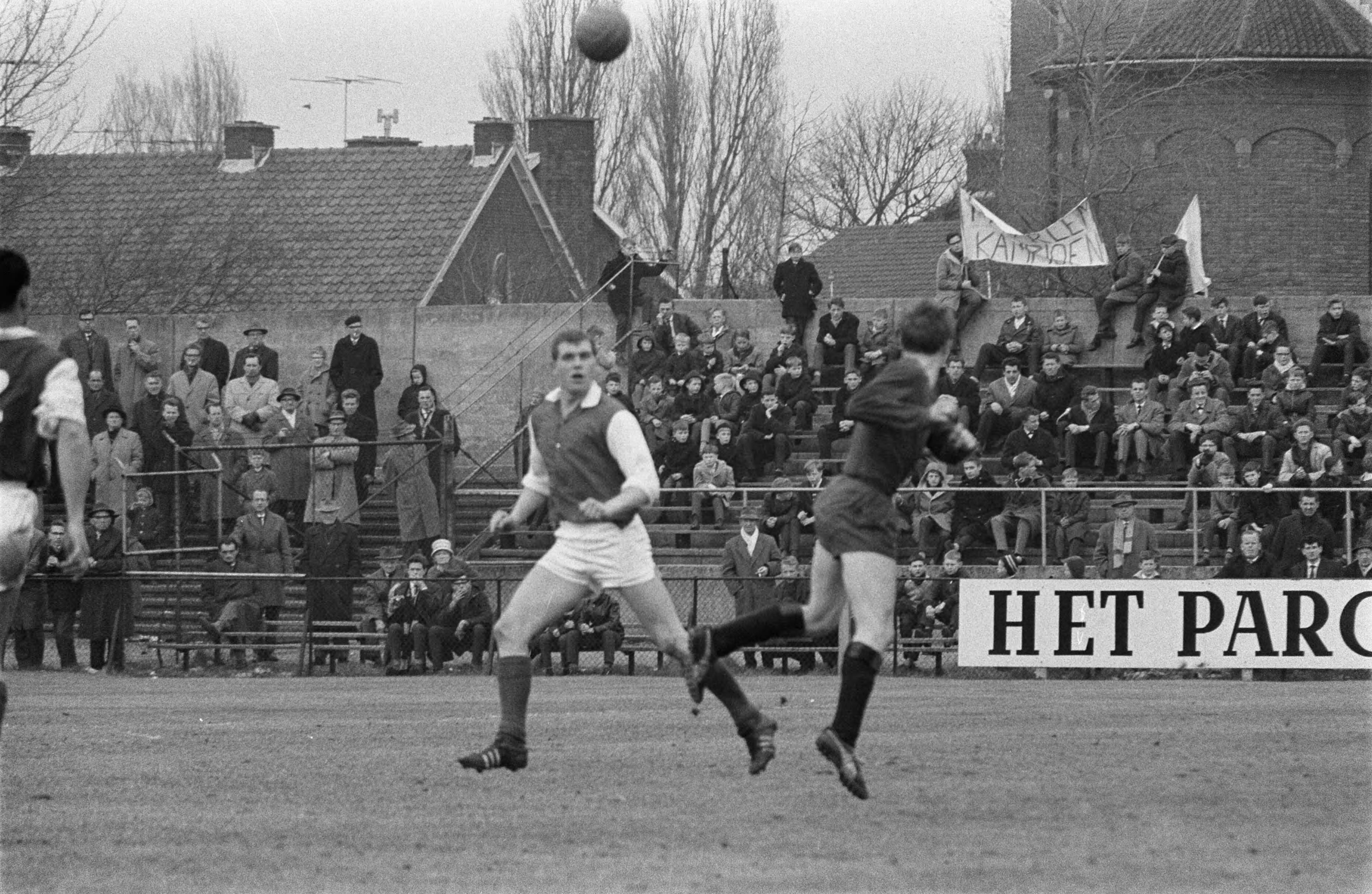 Fotocollectie Anefo — Voetbal. Haarlem tegen HVC 2-2. Spelmomenten — Foto: Gelderen, Hugo van / Anefo. Licentie: Set B: Rechtenvrij / Publiek Domein. Bron: Nationaal Archief. http://hdl.handle.net/10648/aa2e4d72-d0b4-102d-bcf8-003048976d84