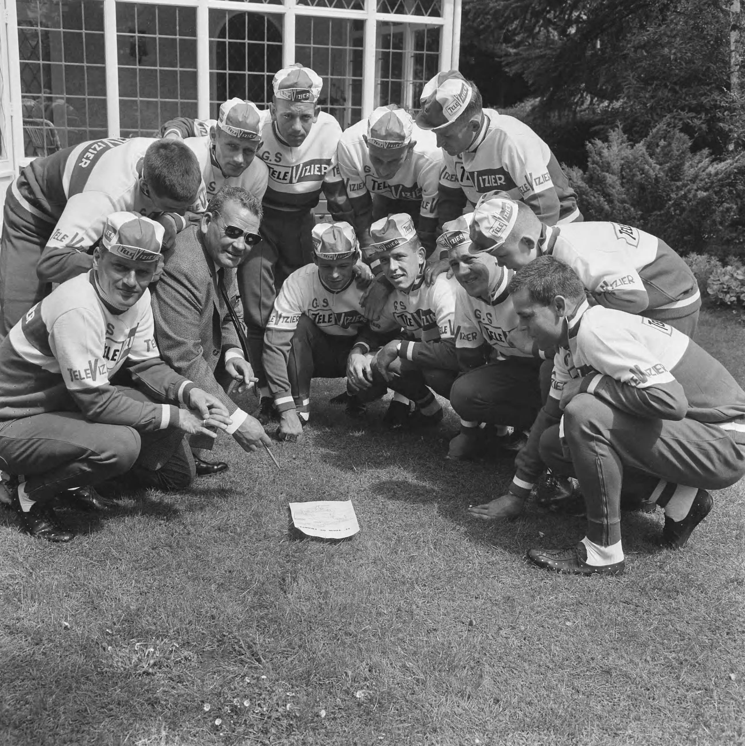 Fotocollectie Anefo — Televizierploeg voor de Tour de France in Hotel De Zwaan te Etten voorgesteld, ploegleider Kees Pellenaars (met zonnebril en sigaar) — Foto: Evers, Joost / Anefo. Licentie: Set B: Rechtenvrij / Publiek Domein. Bron: Nationaal Archief. http://hdl.handle.net/10648/aaadb6f2-d0b4-102d-bcf8-003048976d84