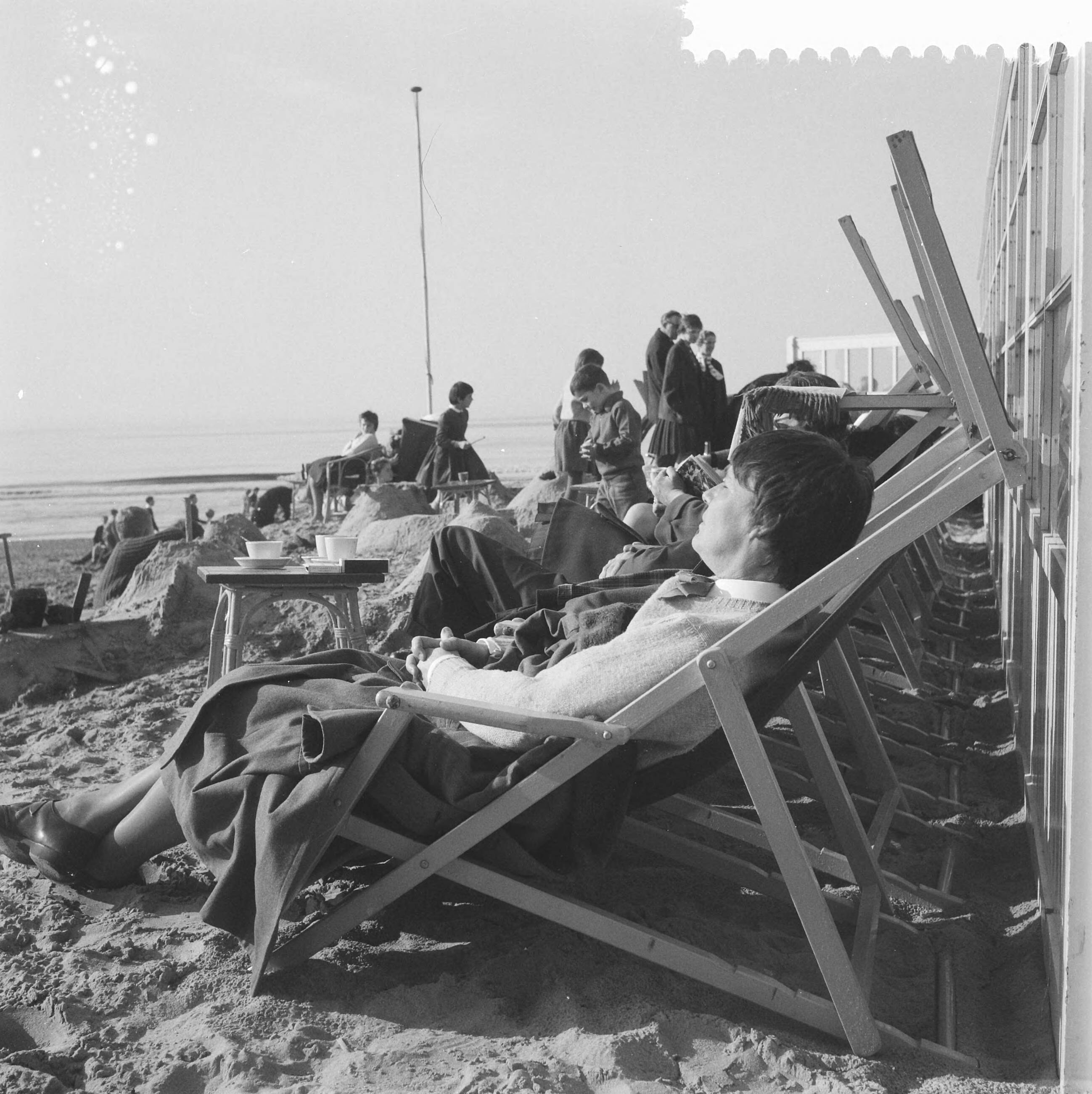 Fotocollectie Anefo — Drukte op het strand te Zandvoort — Foto: Lindeboom, Henk / Anefo. Licentie: Set B: Rechtenvrij / Publiek Domein. Bron: Nationaal Archief. http://hdl.handle.net/10648/a9aa108e-d0b4-102d-bcf8-003048976d84