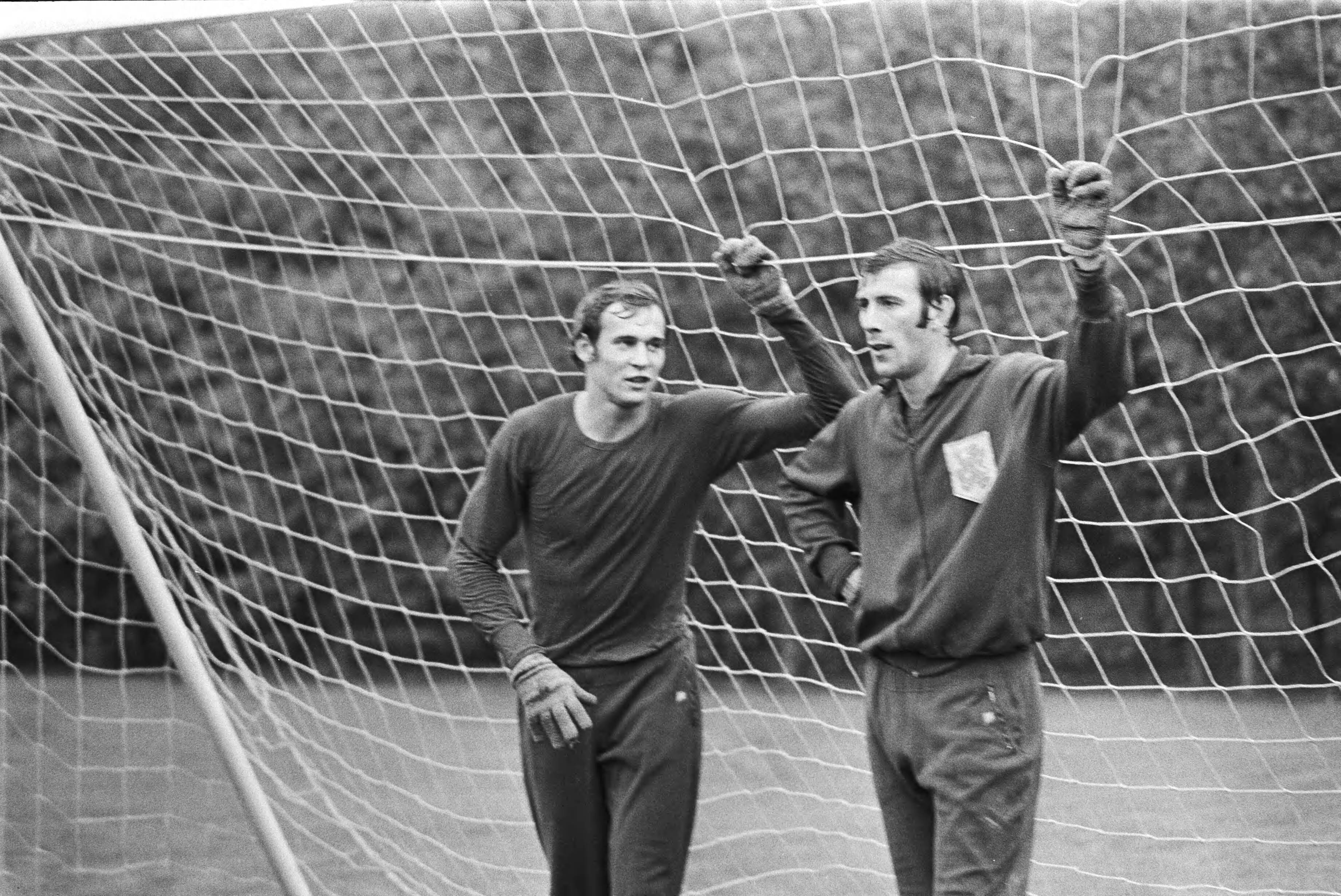 Fotocollectie Anefo — Selectie voor Nederlands elftal traint in KNVB-centrum, Zeist voor wedstrijd tegen Joegoslavie; links Van Beveren rechts Thie — Foto: Mieremet, Rob / Anefo. Licentie: Set B: Rechtenvrij / Publiek Domein. Bron: Nationaal Archief. http://hdl.handle.net/10648/aba5c1b2-d0b4-102d-bcf8-003048976d84