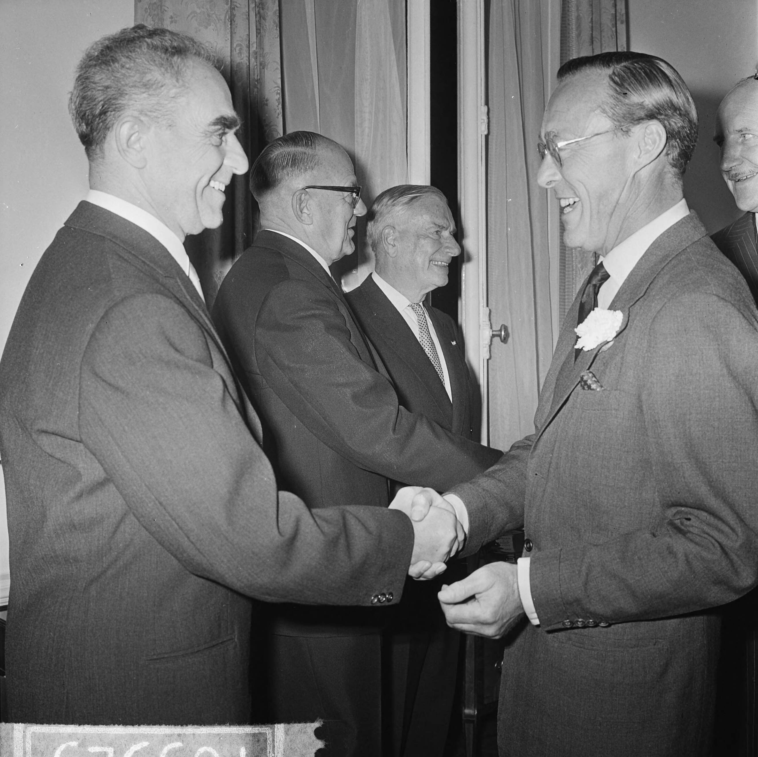 Fotocollectie Anefo — Uitreiking Peter Stuyvesant prijzen in het huis Amerika zaakgelastigde mr. Fisher te Den Haag , v.l.n.r. mr. H. Drugin (fokkerfabriek), dr. J. Meynen — Foto: Koch, Eric / Anefo. Licentie: Set B: Rechtenvrij / Publiek Domein. Bron: Nationaal Archief. http://hdl.handle.net/10648/aa7b2cf0-d0b4-102d-bcf8-003048976d84