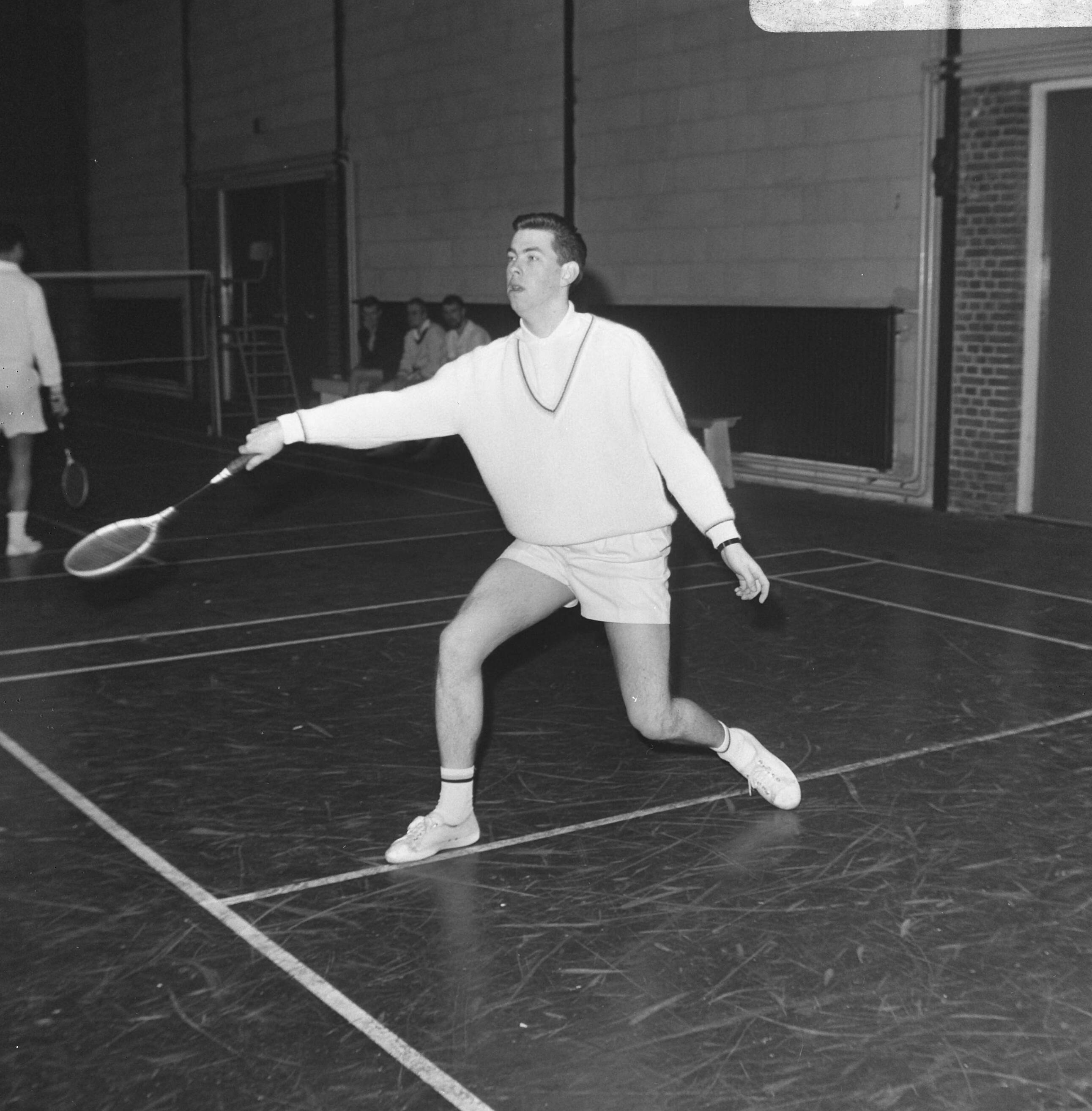Fotocollectie Anefo — Badmintontoernooi te Haarlem, Huub van Ginneken in aktie — Foto: Koch, Eric / Anefo. Licentie: Set B: Rechtenvrij / Publiek Domein. Bron: Nationaal Archief. http://hdl.handle.net/10648/ab0c5efa-d0b4-102d-bcf8-003048976d84