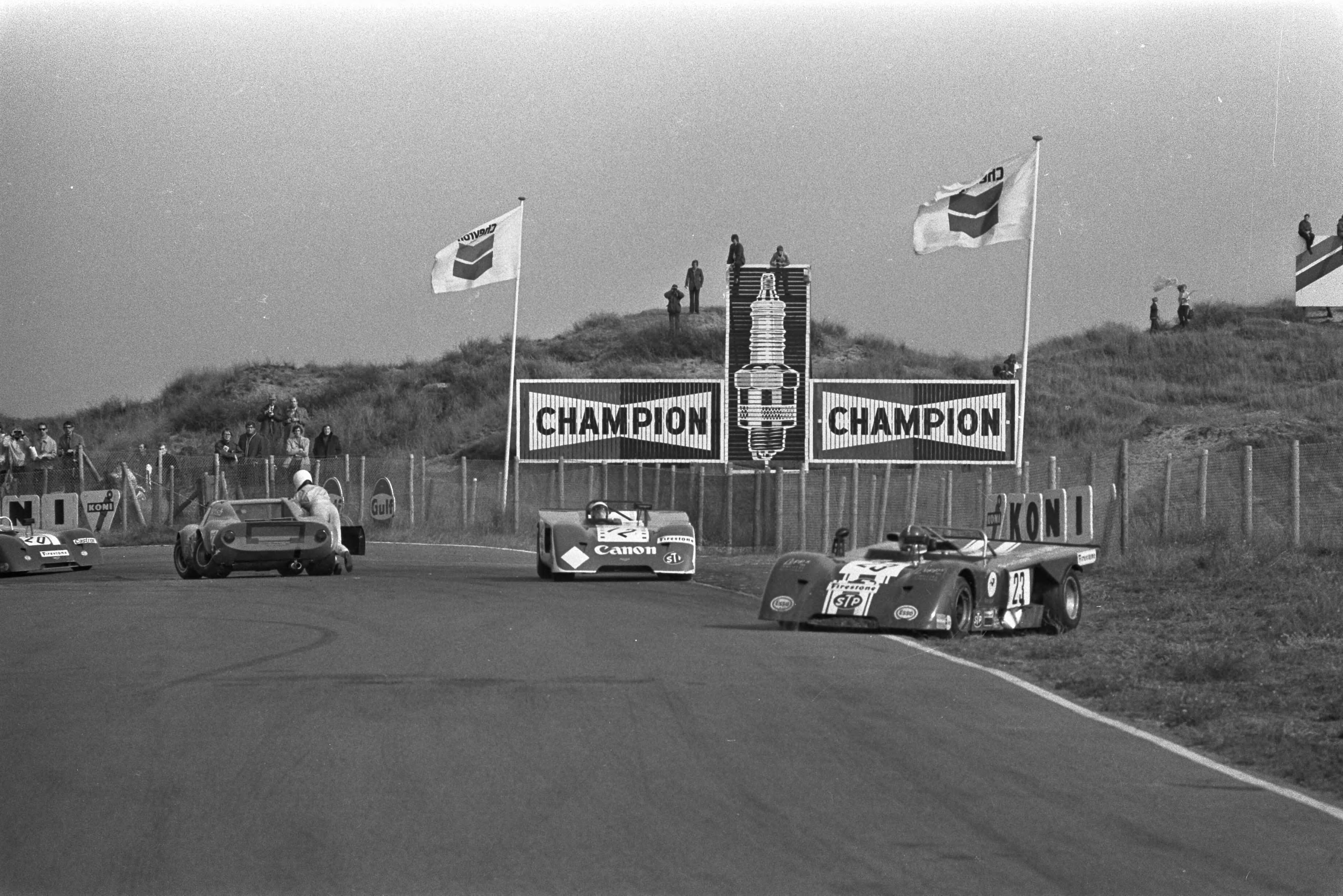 Fotocollectie Anefo — Autoraces "Trophy of the Dunes" , Zandvoort, botsing — Foto: Evers, Joost / Anefo. Licentie: Set B: Rechtenvrij / Publiek Domein. Bron: Nationaal Archief. http://hdl.handle.net/10648/abd057ce-d0b4-102d-bcf8-003048976d84