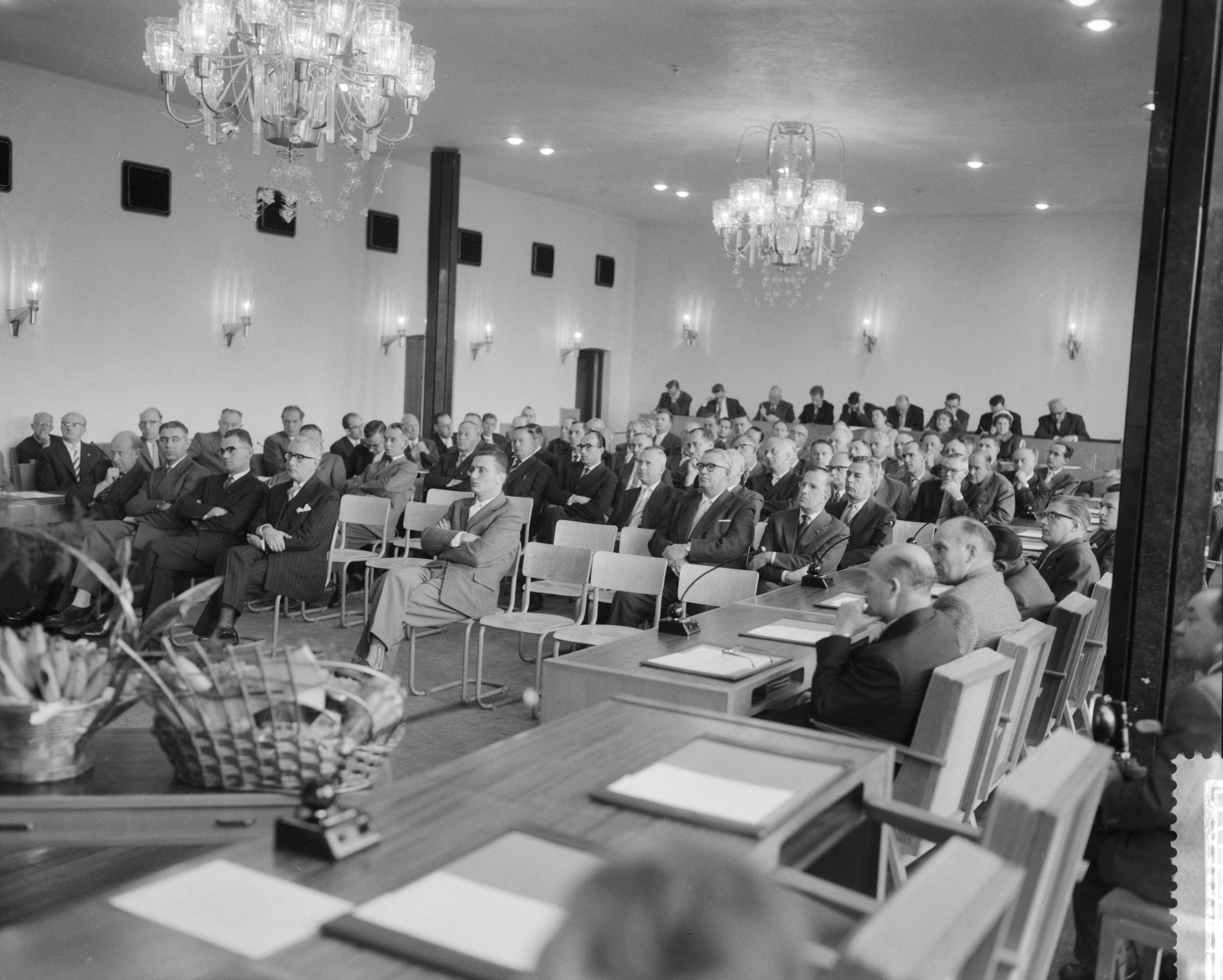 Fotocollectie Anefo — Eerste openbare vergadering Bedrijfsschap van Aardappelen, Groenten en Fruit te Den Haag — Foto: Behrens, Herbert F. / Anefo. Licentie: Set B: Rechtenvrij / Publiek Domein. Bron: Nationaal Archief. http://hdl.handle.net/10648/a9a1585e-d0b4-102d-bcf8-003048976d84