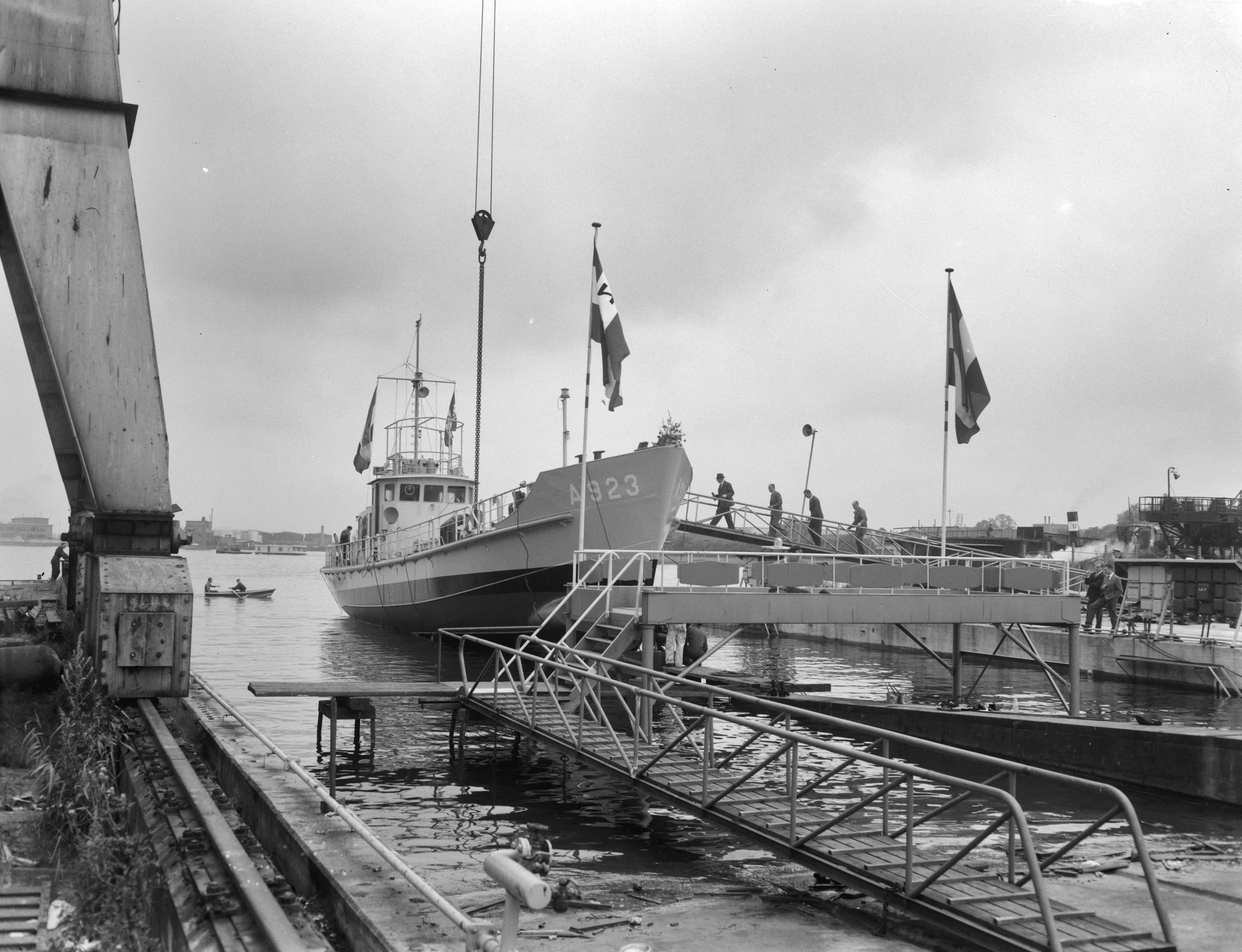 Fotocollectie Anefo — Tewaterlating te Zaandam van het Torpedo-inschietvaartuig "Van Bochove" van de Koninklijke Marine bij de Zaanlandse Scheepsbouwmaatschappij door de vrouw van de directeur van de bewapeningswerkplaats der Marine te Den Helder, mevr. Reiche-Van Aardenne. Dit vaartuig wordt genoemd naar wijlen luitenant-ter-zee der eerste klasse P.D. van Bochoven, in leven hoofd van het inschietbedrijf van de Kon. Marine, die gedurende de uitoefening van zijn functie tengevolge van een tragisch ongeval op 7 juli 1959 om het leven kwam — Foto: Bilsen, Joop van / Anefo. Licentie: Set B: Rechtenvrij / Publiek Domein. Bron: Nationaal Archief. http://hdl.handle.net/10648/aa111de2-d0b4-102d-bcf8-003048976d84