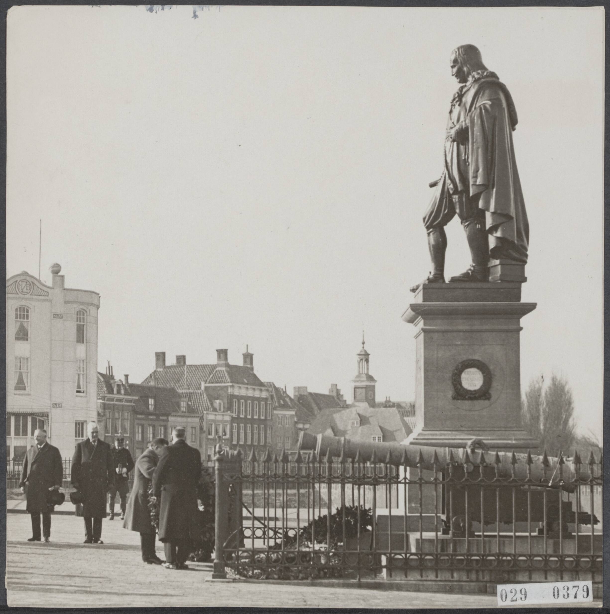 Fotocollectie Elsevier Binnenland — Kranslegging bij het standbeeld van Michiel Adriaensz. de Ruyter tgv geboortedag van de zeeheld — Foto: N.V. Polygoon. Licentie: Set B: Rechtenvrij / Publiek Domein. Bron: Nationaal Archief. http://hdl.handle.net/10648/ade1c098-d0b4-102d-bcf8-003048976d84