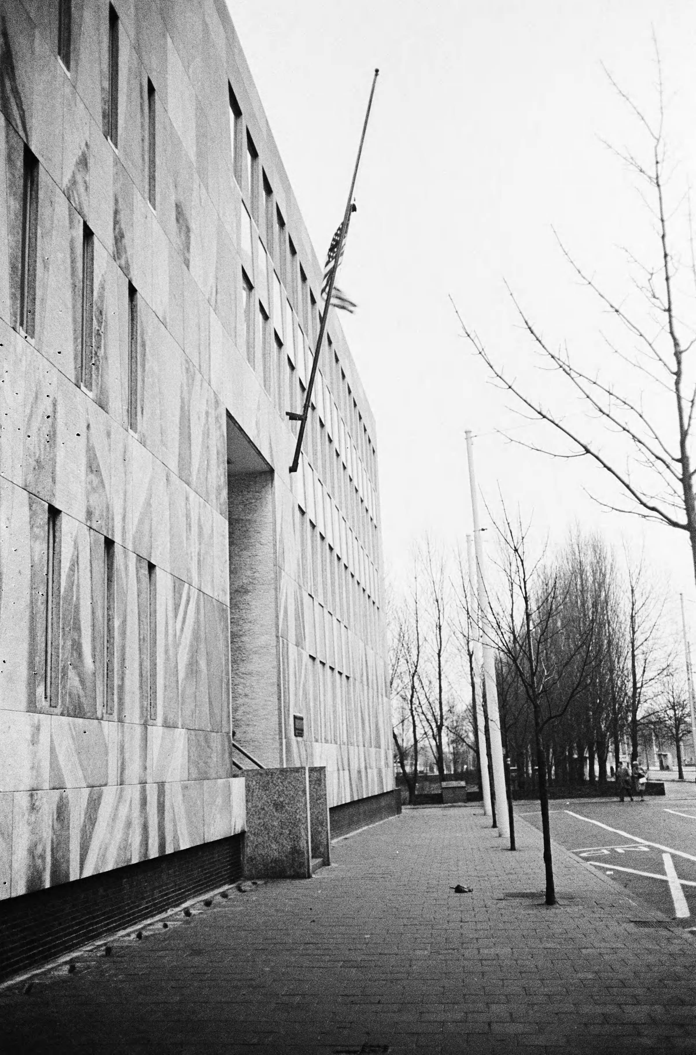 Fotocollectie Anefo — Condoleancebezoek op de Amerikaanse ambassade te Den Haag n.a.v. het overlijden van president Kennedy — Foto: Pot, Harry / Anefo. Licentie: Set B: Rechtenvrij / Publiek Domein. Bron: Nationaal Archief. http://hdl.handle.net/10648/aa4f14f8-d0b4-102d-bcf8-003048976d84