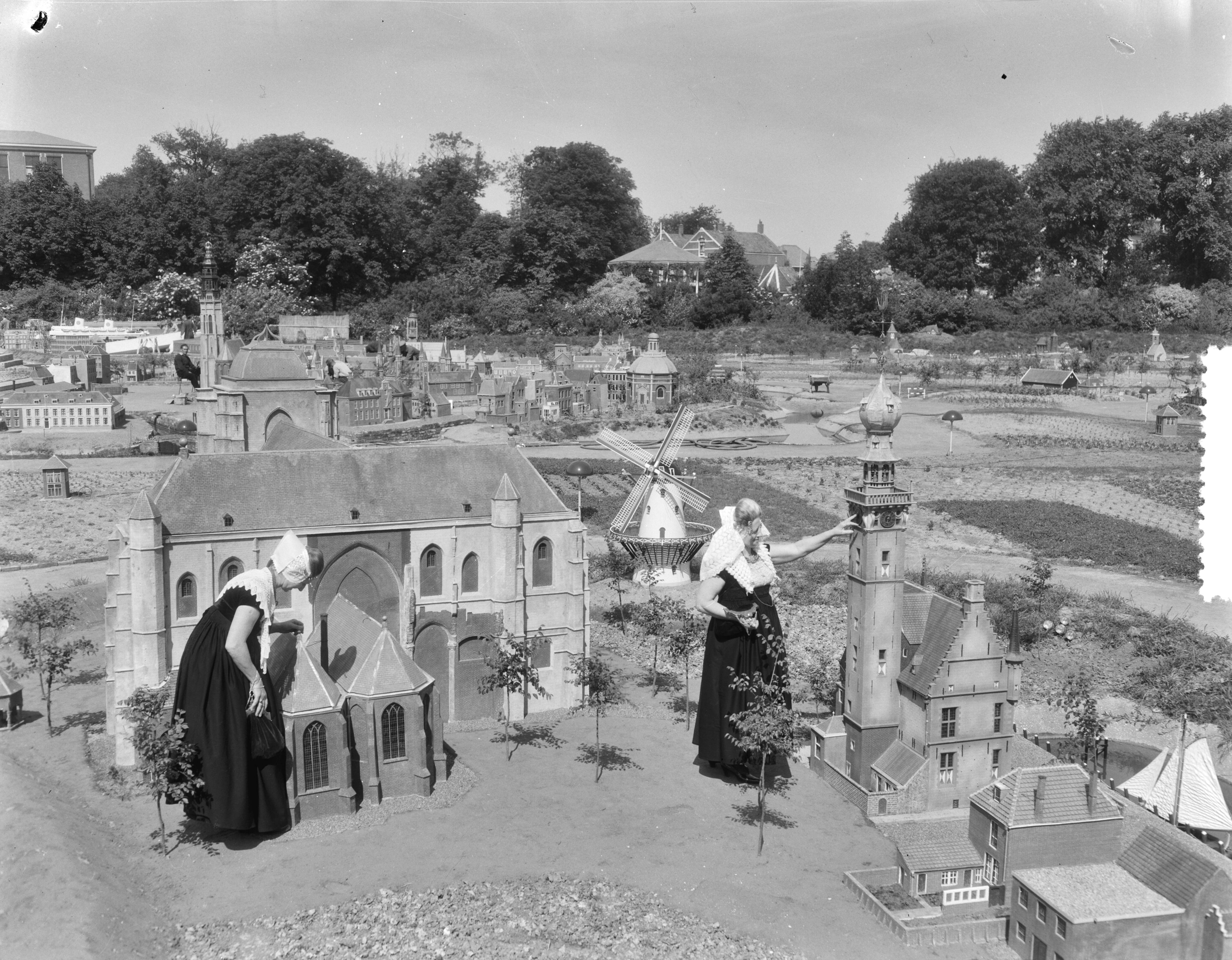 Fotocollectie Anefo — Miniatuurstad in Middelburg met Zeeuwse dracht — Foto: Duinen, G.W. van / Anefo. Licentie: Set B: Rechtenvrij / Publiek Domein. Bron: Nationaal Archief. http://hdl.handle.net/10648/a923d348-d0b4-102d-bcf8-003048976d84