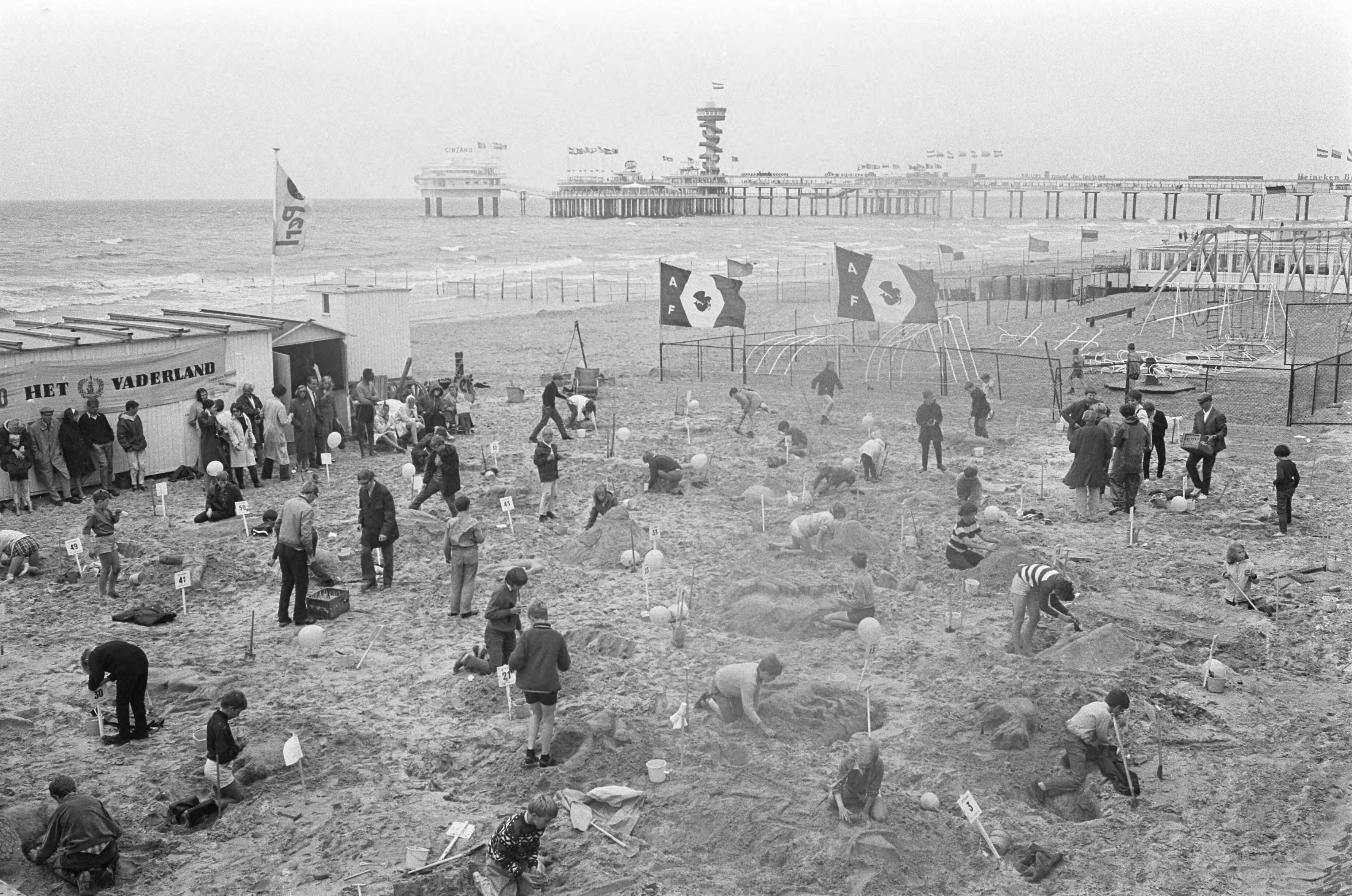 Finale Zandbouwwedstrijd op strand Scheveningen — Overzicht. Deelnemers aan het werk — Foto: Fotograaf Onbekend / Anefo. Licentie: Set B: Rechtenvrij / Publiek Domein. Bron: Nationaal Archief. http://hdl.handle.net/10648/ab1f1a7c-d0b4-102d-bcf8-003048976d84