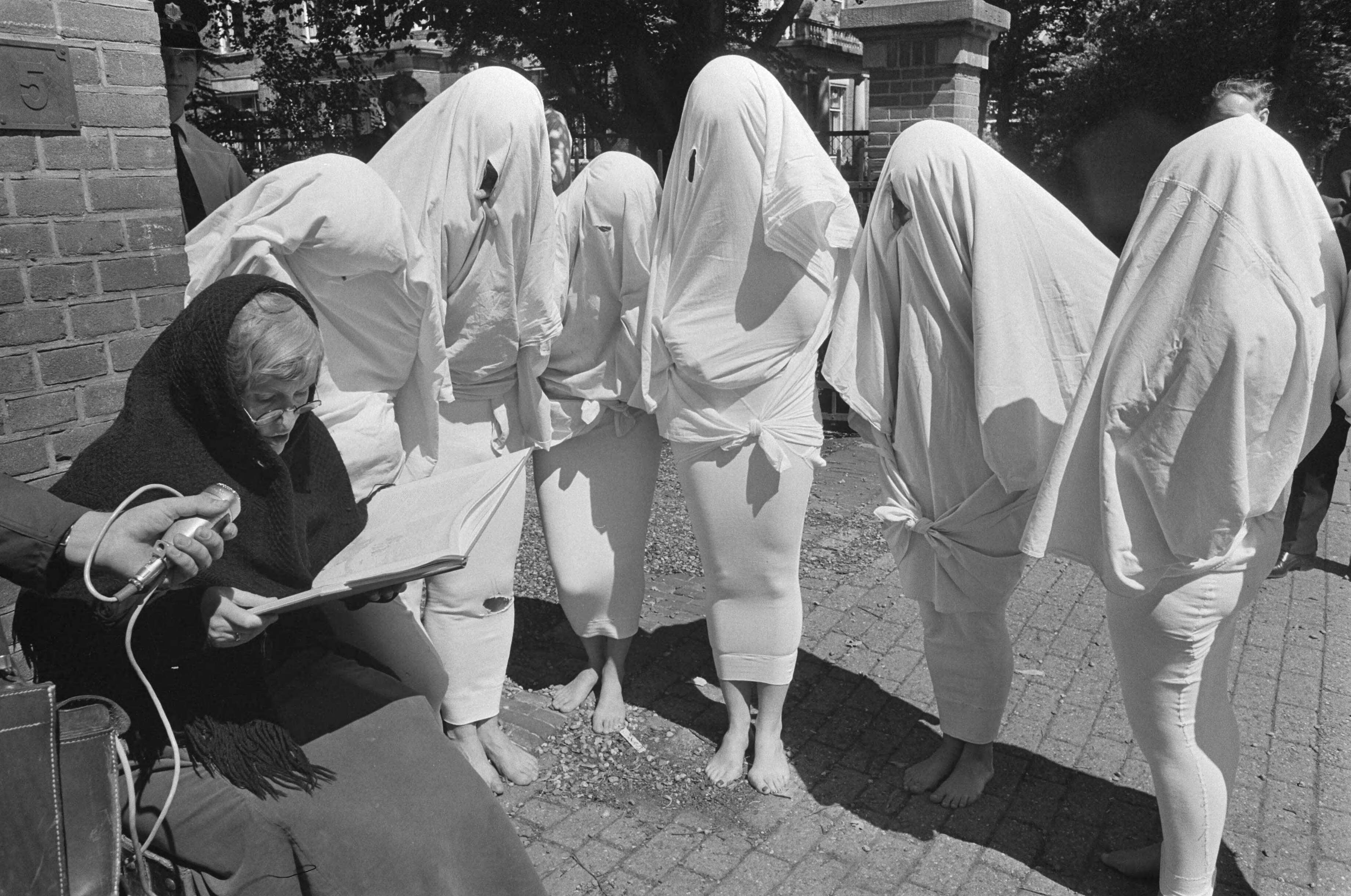 Fotocollectie Anefo — Dolle Mina's als zaadcellen verkleed bij gebouw Pauselijke Muntius in Den Haag t.g.v. 6e verjaardag Encydiek "Humanae Vitae" — Foto: Verhoeff, Bert / Anefo. Licentie: Set B: Rechtenvrij / Publiek Domein. Bron: Nationaal Archief. http://hdl.handle.net/10648/ac51890c-d0b4-102d-bcf8-003048976d84