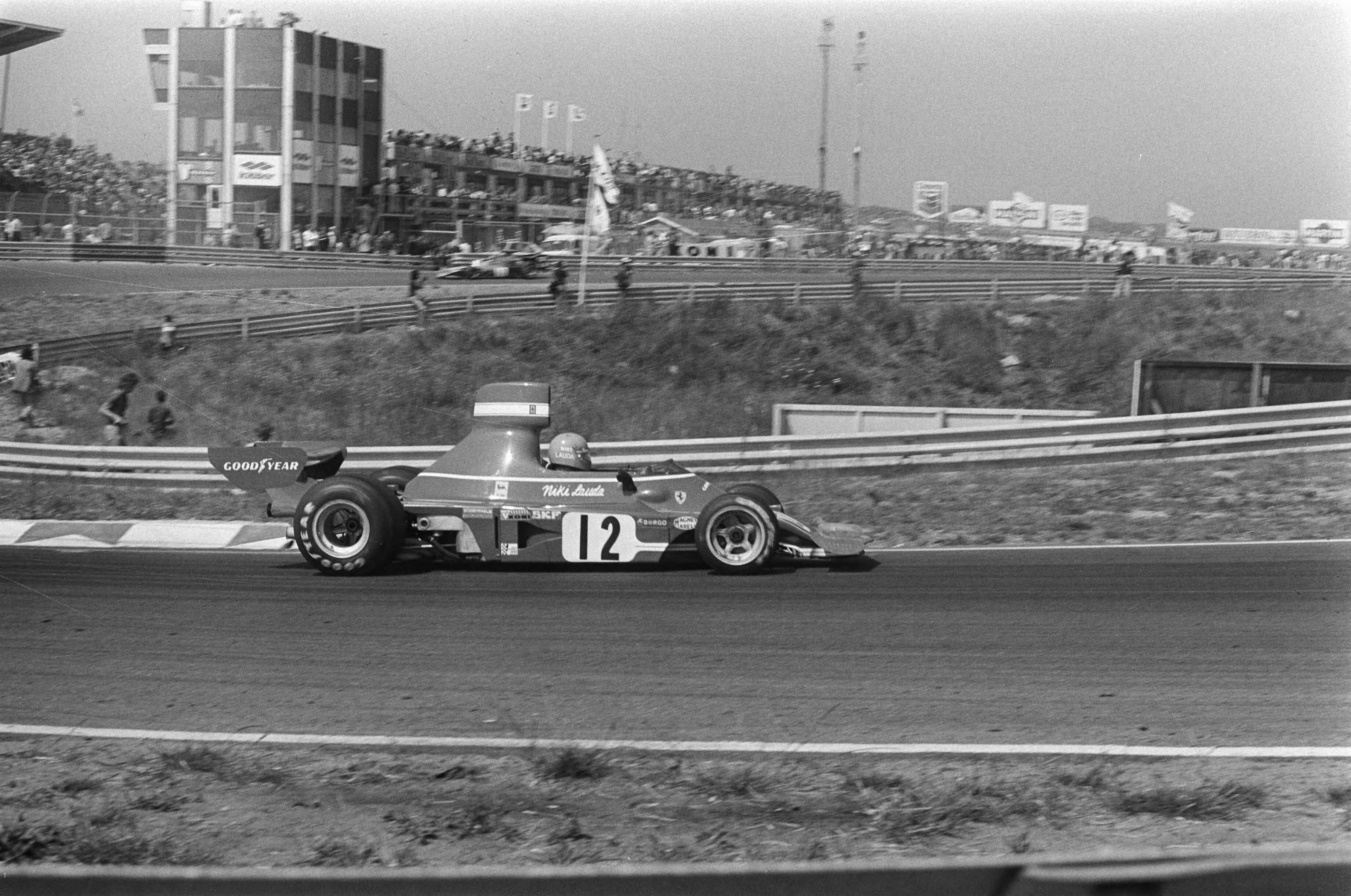 Fotocollectie Anefo — Grand Prix op Zandvoort, Lauda in actie (12) — Foto: Croes, Rob C. / Anefo. Licentie: Set B: Rechtenvrij / Publiek Domein. Bron: Nationaal Archief. http://hdl.handle.net/10648/ac4e4eae-d0b4-102d-bcf8-003048976d84