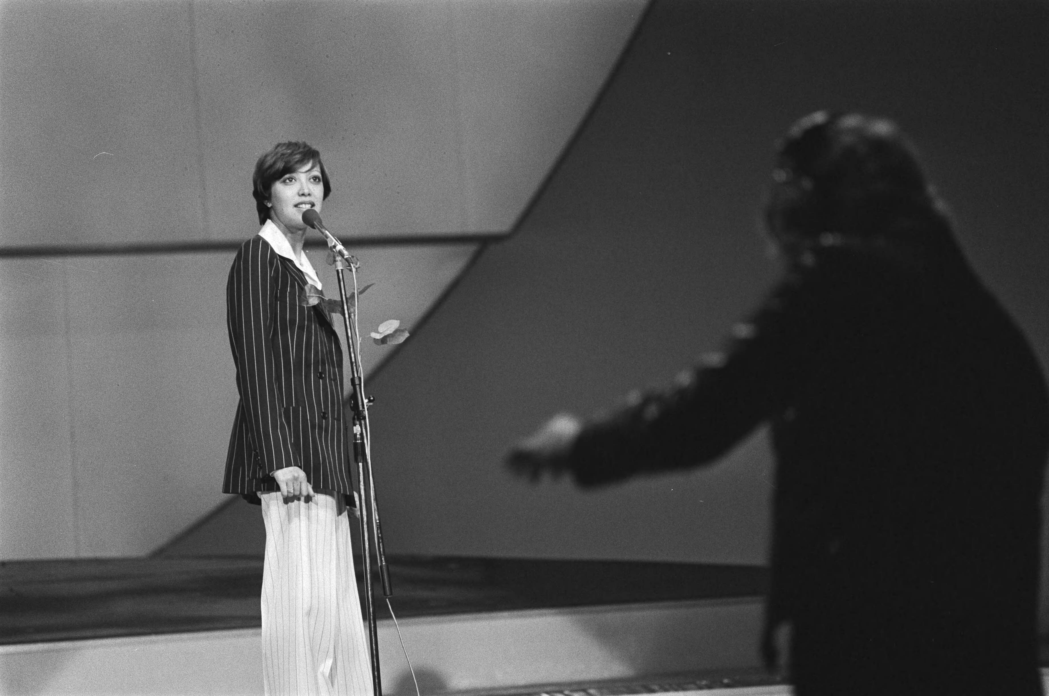 Fotocollectie Anefo — Voorbereiding Eurovisie Songfestival Den Haag ; Sandra repeteert — Foto: Mieremet, Rob / Anefo. Licentie: Set B: Rechtenvrij / Publiek Domein. Bron: Nationaal Archief. http://hdl.handle.net/10648/ac80703c-d0b4-102d-bcf8-003048976d84