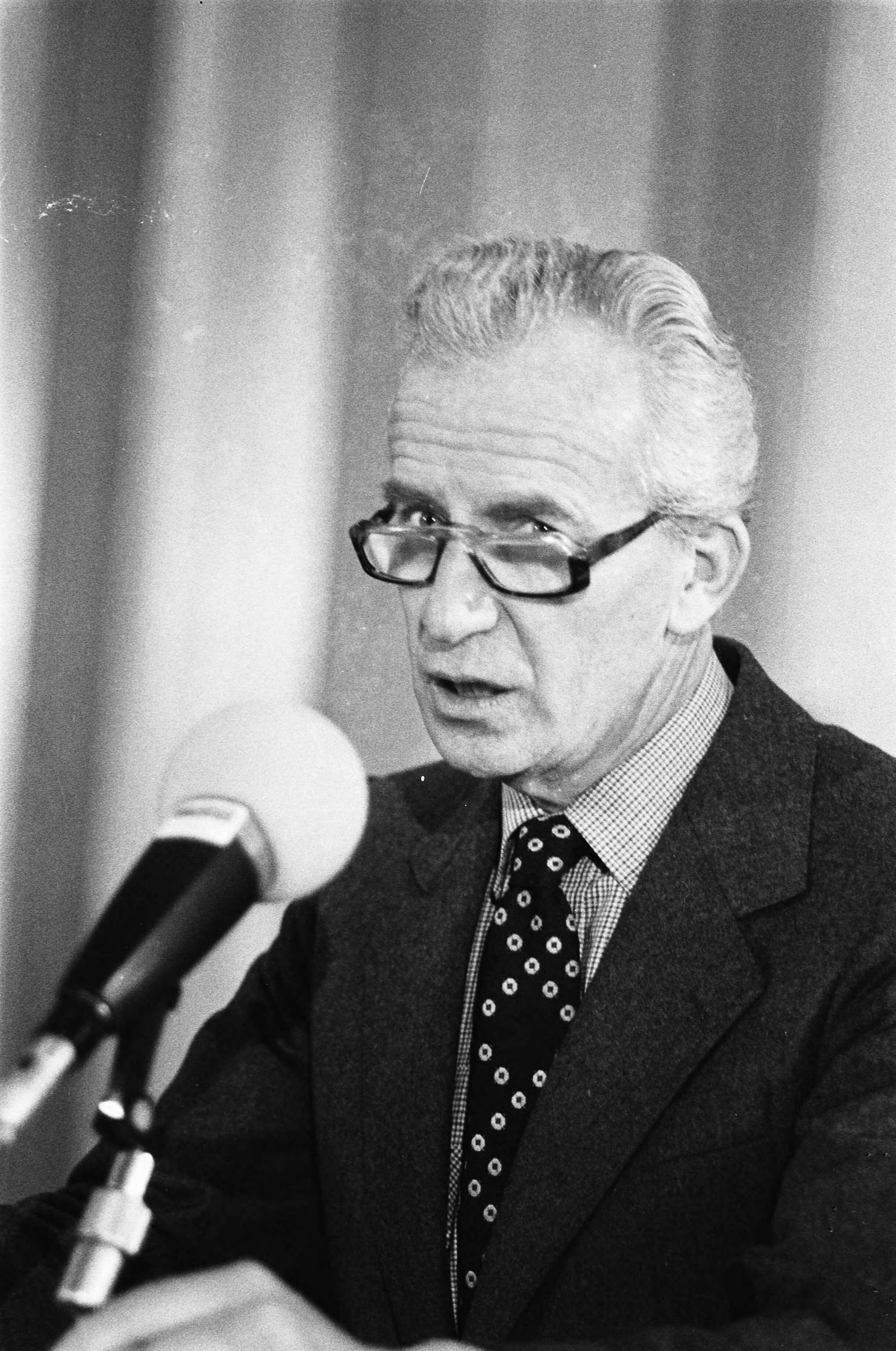 Andre Kloos stapt op als VARA voorzitter — André Kloos tijdens toespraak — Foto: Bogaerts, Rob / Anefo. Licentie: Set B: Rechtenvrij / Publiek Domein. Bron: Nationaal Archief. http://hdl.handle.net/10648/acd59f1c-d0b4-102d-bcf8-003048976d84
