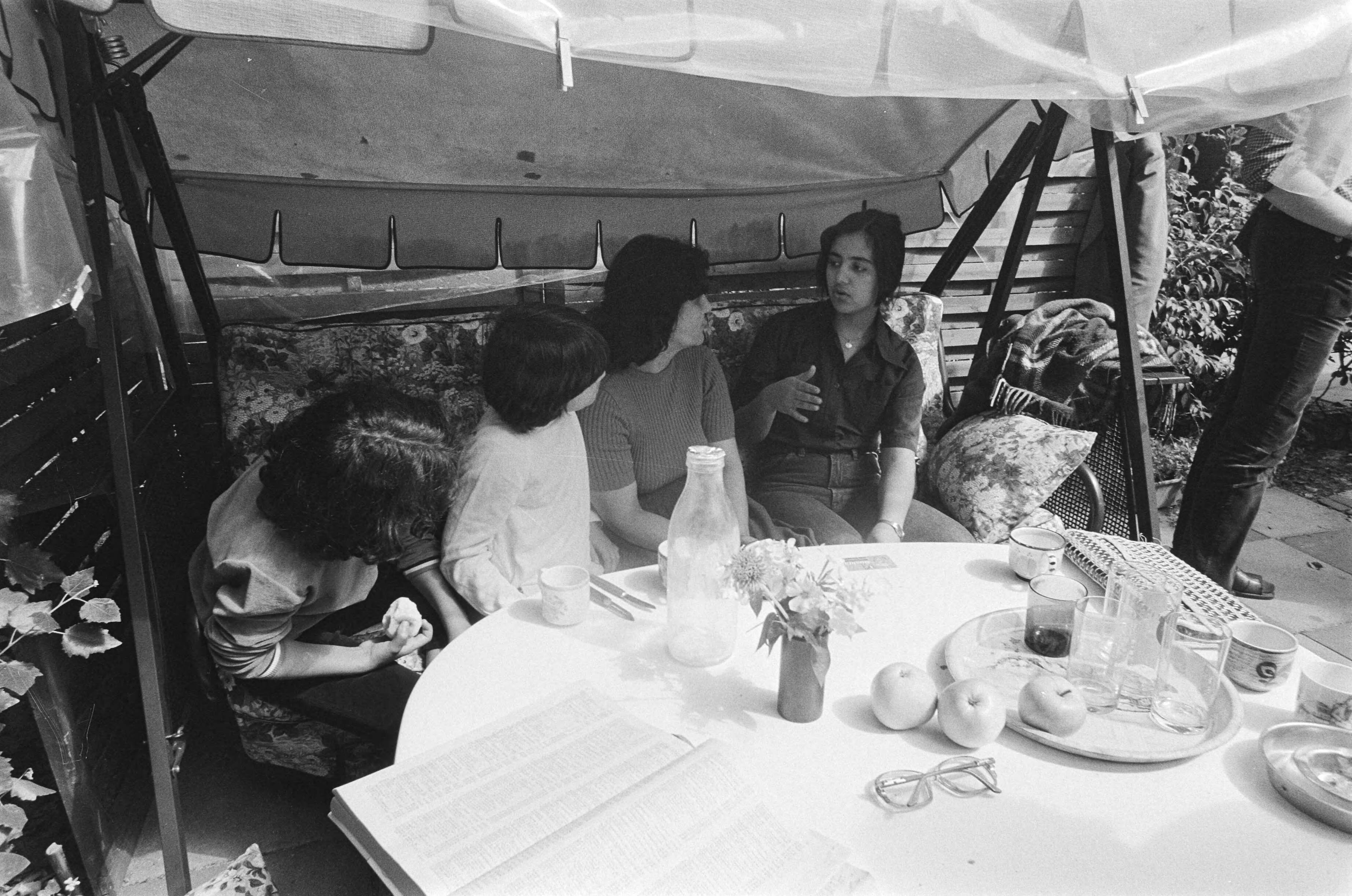 Fotocollectie Anefo — Bezetting Iraanse ambassade in Wassenaar; ontvluchte mensen uit ambassade — Foto: Croes, Rob C. / Anefo. Licentie: Set B: Rechtenvrij / Publiek Domein. Bron: Nationaal Archief. http://hdl.handle.net/10648/acbaa004-d0b4-102d-bcf8-003048976d84