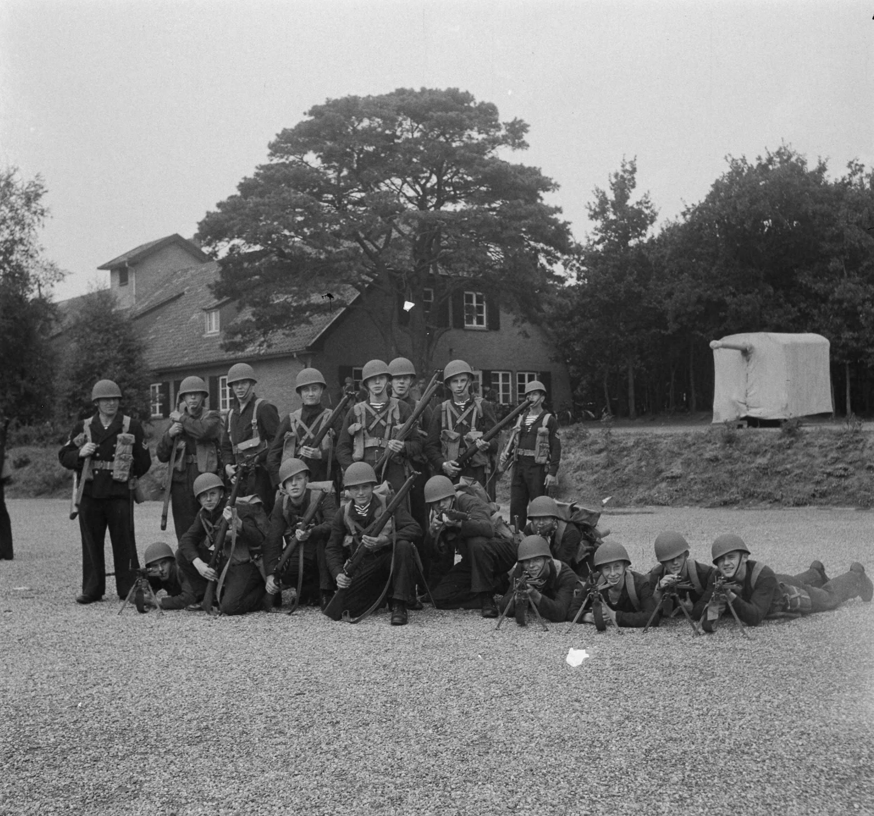 MOK Hilversum 1948 — MOK Hilversum. Matrozen groepje met helmen bij mitrailleu — Foto: Steenkamp, B.J.J. (Ben) / Anefo. Licentie: Set B: Rechtenvrij / Publiek Domein. Bron: Nationaal Archief. http://hdl.handle.net/10648/a8bda08c-d0b4-102d-bcf8-003048976d84