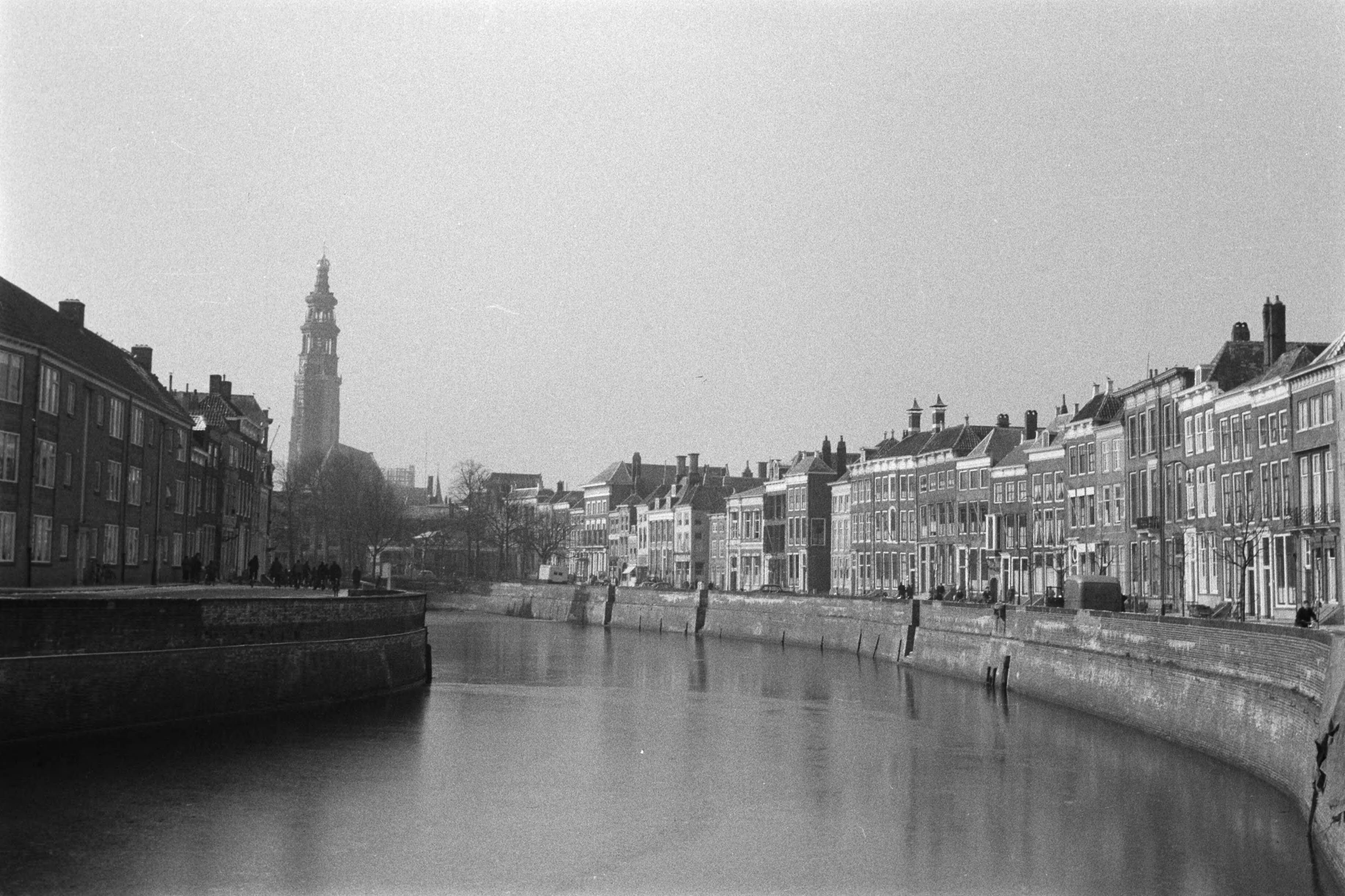 Privé-opnamen (Heidemij) — Middelburg. Dam, met zicht op Abdijtoren — Foto: Fotograaf Onbekend / Heidemij. Licentie: Set B: Rechtenvrij / Publiek Domein. Bron: Nationaal Archief. http://hdl.handle.net/10648/ae9796fc-d0b4-102d-bcf8-003048976d84