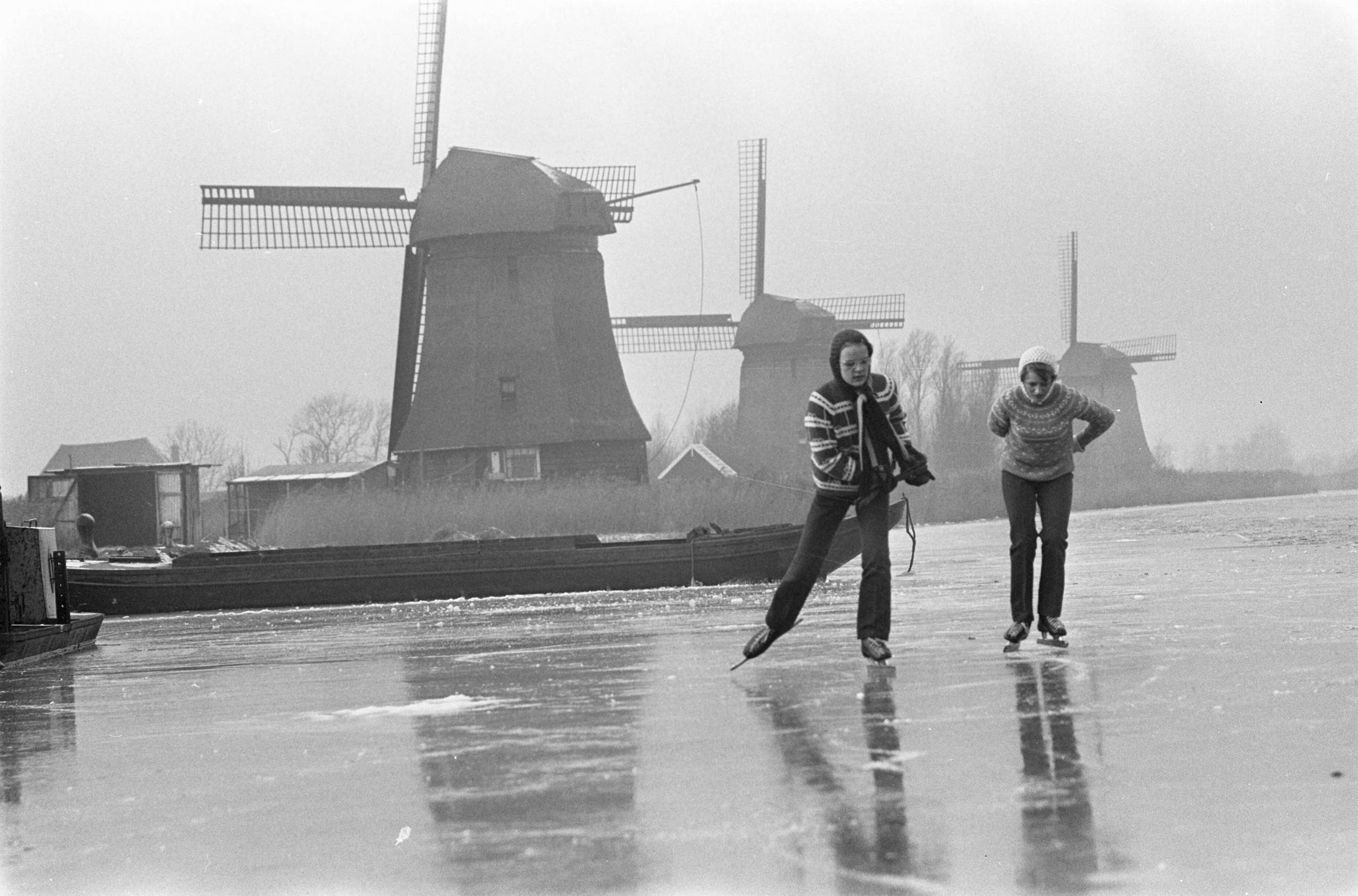 Fotocollectie Anefo — Schaatstochten schaatsers gaan langs de molens bij Schermerhorn — Foto: Kroon, Ron / Anefo. Licentie: Set B: Rechtenvrij / Publiek Domein. Bron: Nationaal Archief. http://hdl.handle.net/10648/ab581f5c-d0b4-102d-bcf8-003048976d84