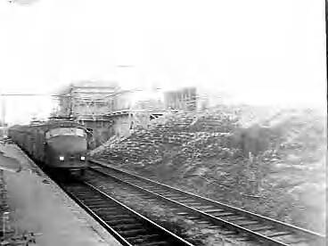 Fotocollectie Anefo — Verbetering weg naar Zandvoort, bouw viaduct bij Heemstede — Foto: Pot, Harry / Anefo. Licentie: Set B: Rechtenvrij / Publiek Domein. Bron: Nationaal Archief. http://hdl.handle.net/10648/a972a57c-d0b4-102d-bcf8-003048976d84