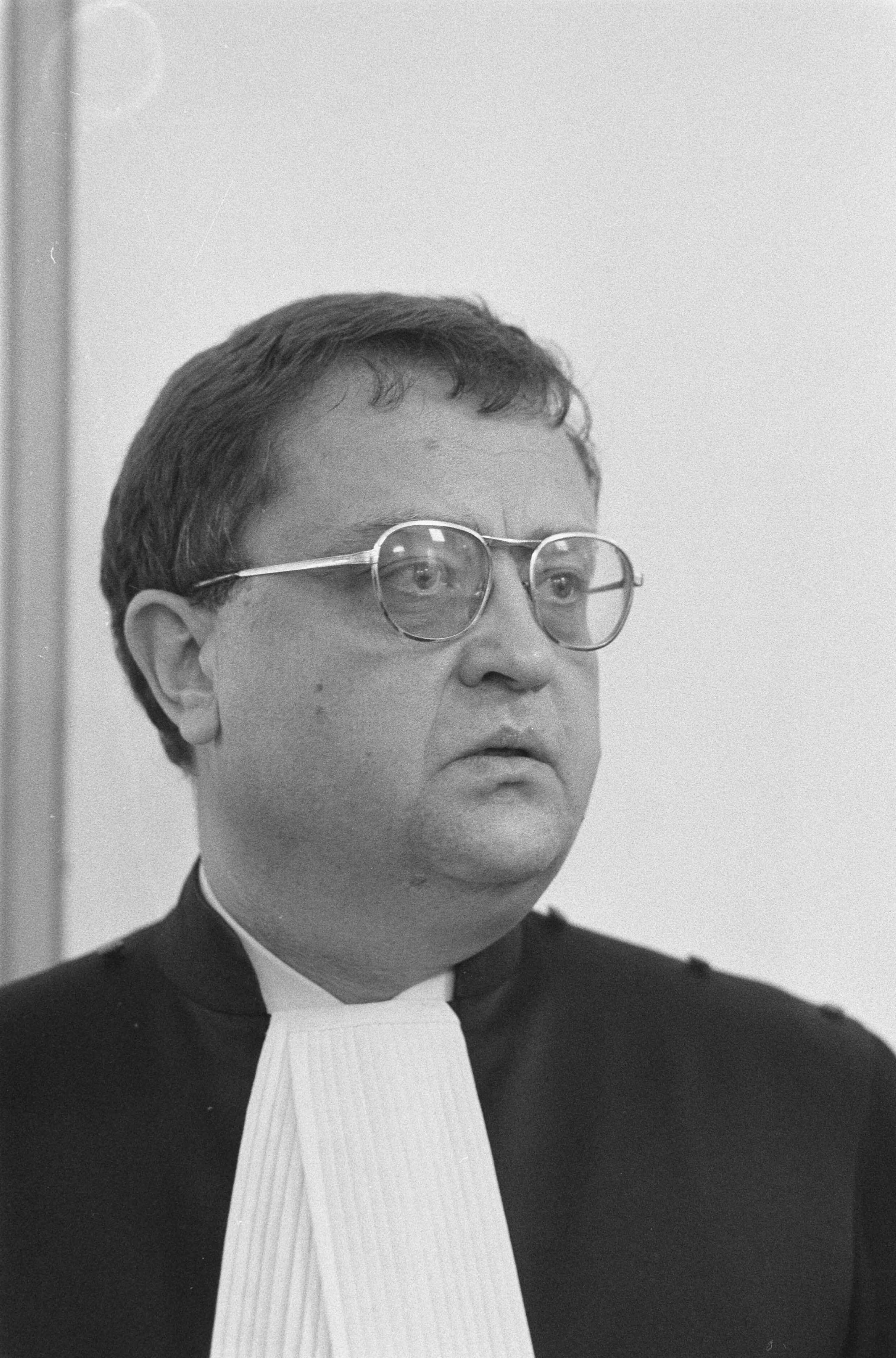 Fotocollectie Anefo — Voortzetting APB-proces in Maastricht; officier van Justitie mr. H. J. Launen — Foto: Molendijk, Bart / Anefo. Licentie: Set B: Rechtenvrij / Publiek Domein. Bron: Nationaal Archief. http://hdl.handle.net/10648/ad568e38-d0b4-102d-bcf8-003048976d84