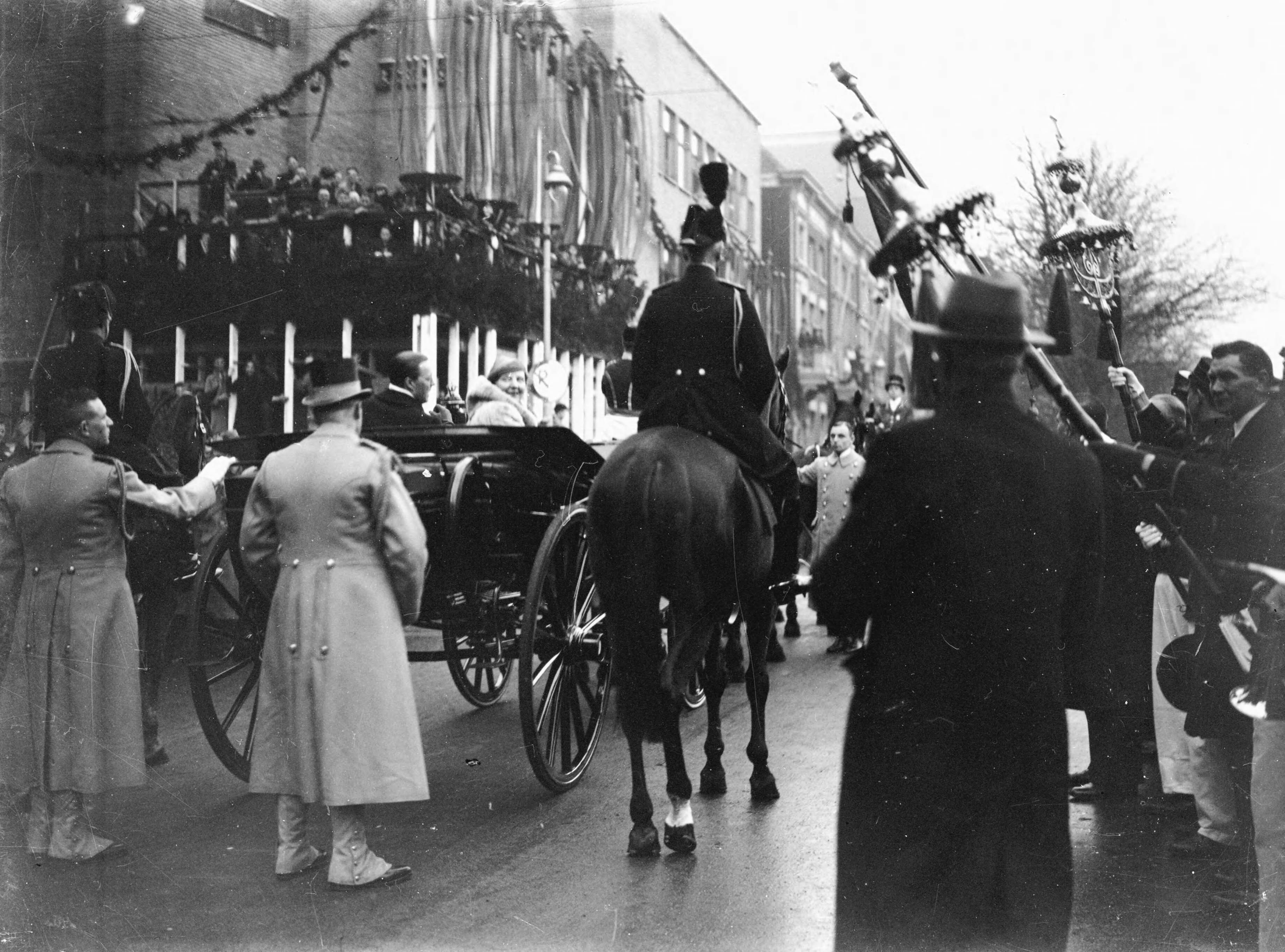 Fotocollectie RVD / Koninklijk Huis — Prinses Juliana met prins Bernhard. Rijtoer door Den Haag, dinsdag 29 december 1936 — Foto: Rousel (repro) / RVD. Licentie: Set B: Rechtenvrij / Publiek Domein. Bron: Nationaal Archief. http://hdl.handle.net/10648/afb5ed7c-d0b4-102d-bcf8-003048976d84