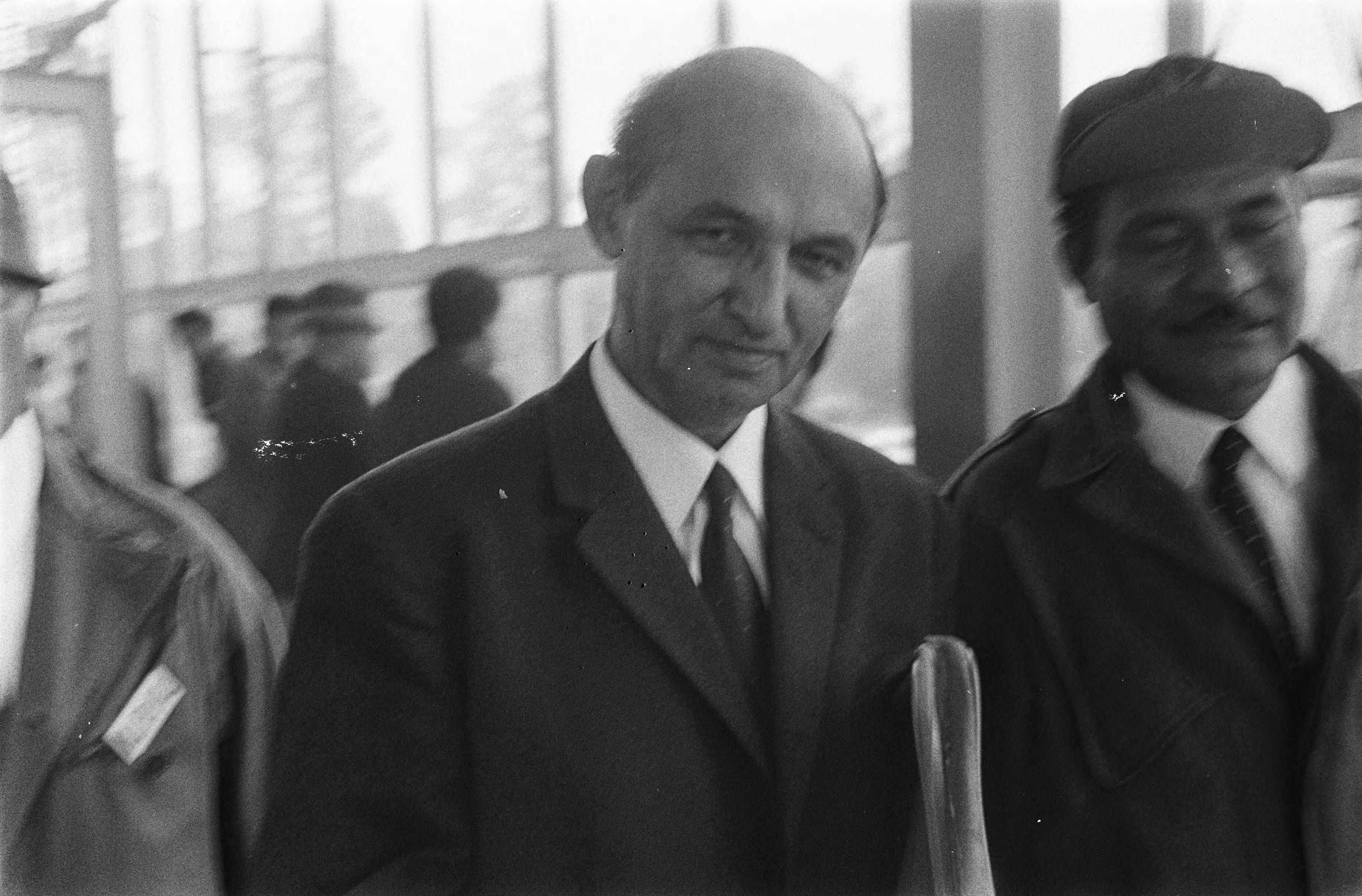 Fotocollectie Anefo — Demonstratie Zuid-Molukkers in Den Haag. De leider van de RMS, ir. Manusama. — Foto: Mieremet, Rob / Anefo. Licentie: Set B: Rechtenvrij / Publiek Domein. Bron: Nationaal Archief. http://hdl.handle.net/10648/aba4bf56-d0b4-102d-bcf8-003048976d84