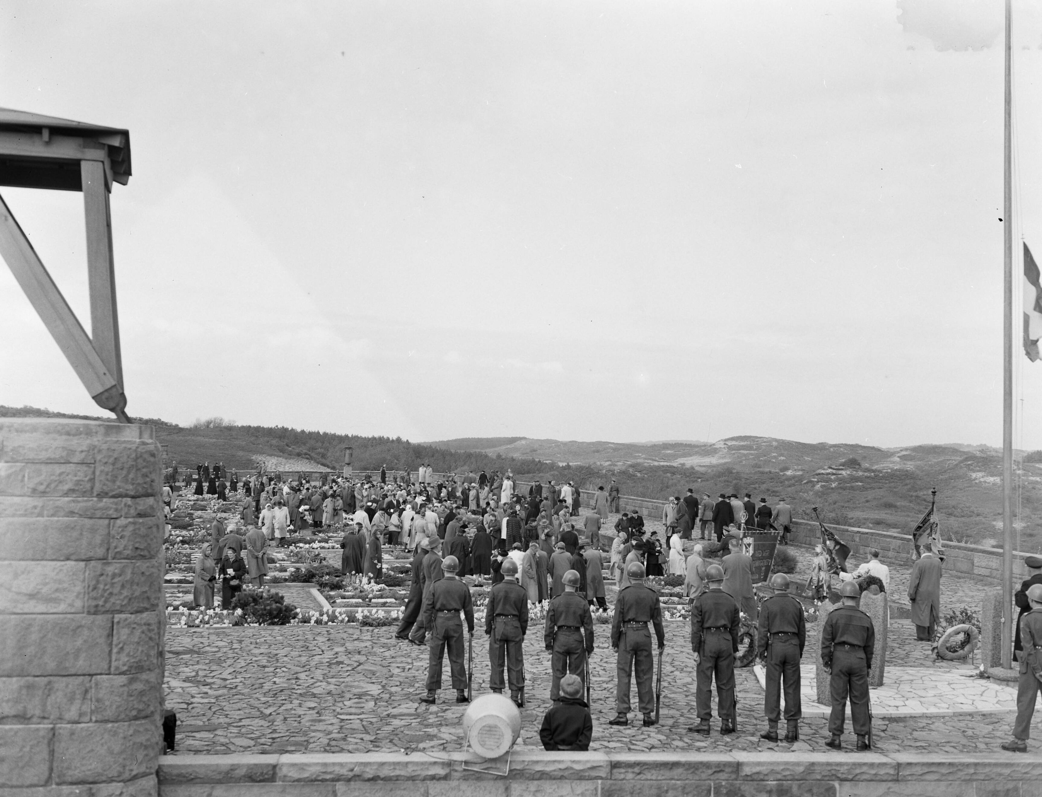 Fotocollectie Anefo — Herdenking op de erebegraafplaats Overveen — Foto: Pot, Harry / Anefo. Licentie: Set B: Rechtenvrij / Publiek Domein. Bron: Nationaal Archief. http://hdl.handle.net/10648/a9350438-d0b4-102d-bcf8-003048976d84
