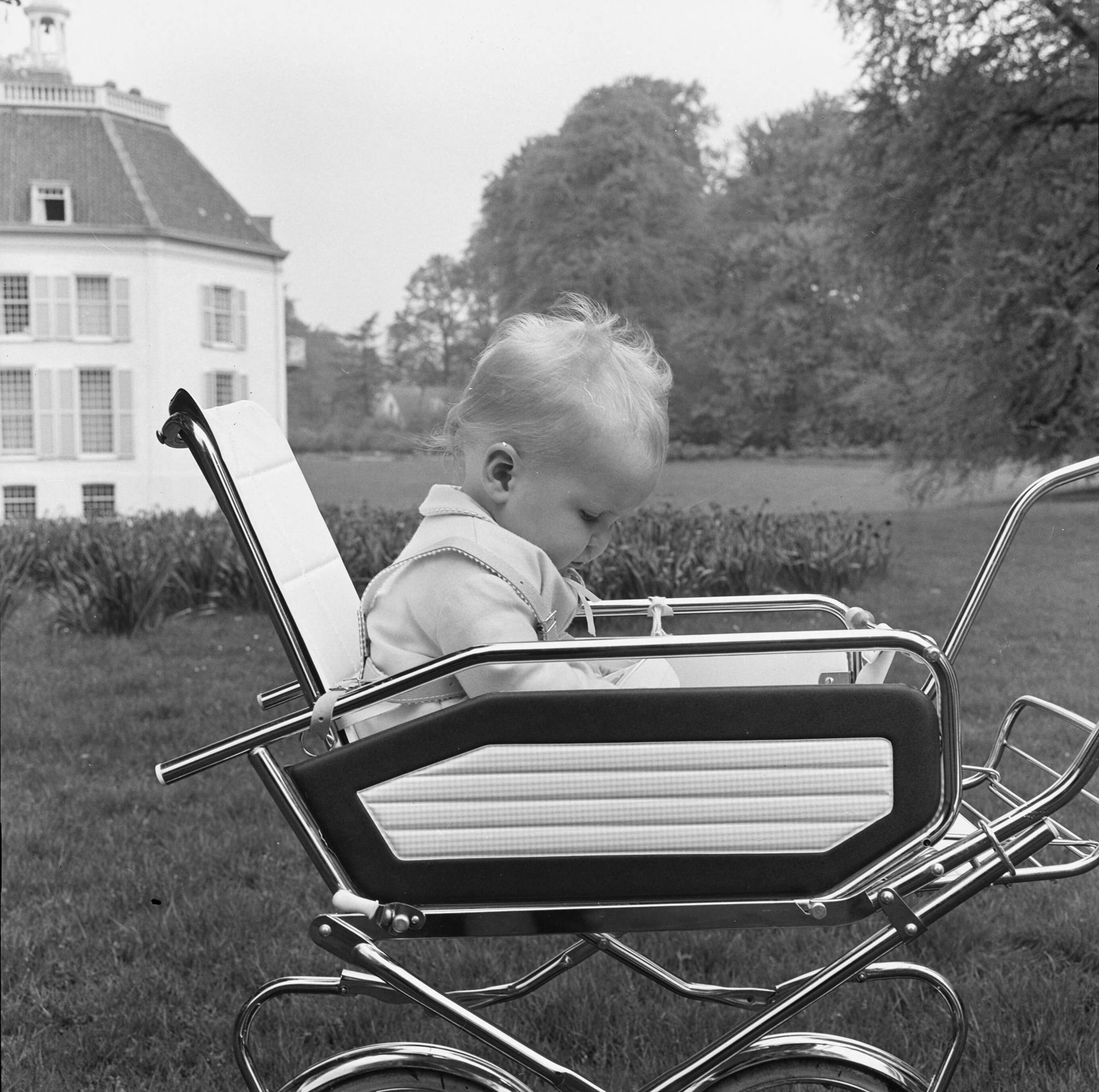 Fotocollectie RVD / Koninklijk Huis — Prins Willem-Alexander in de wandelwagen — Foto: Koot, Max / RVD. Licentie: Set B: Rechtenvrij / Publiek Domein. Bron: Nationaal Archief. http://hdl.handle.net/10648/afb9e012-d0b4-102d-bcf8-003048976d84