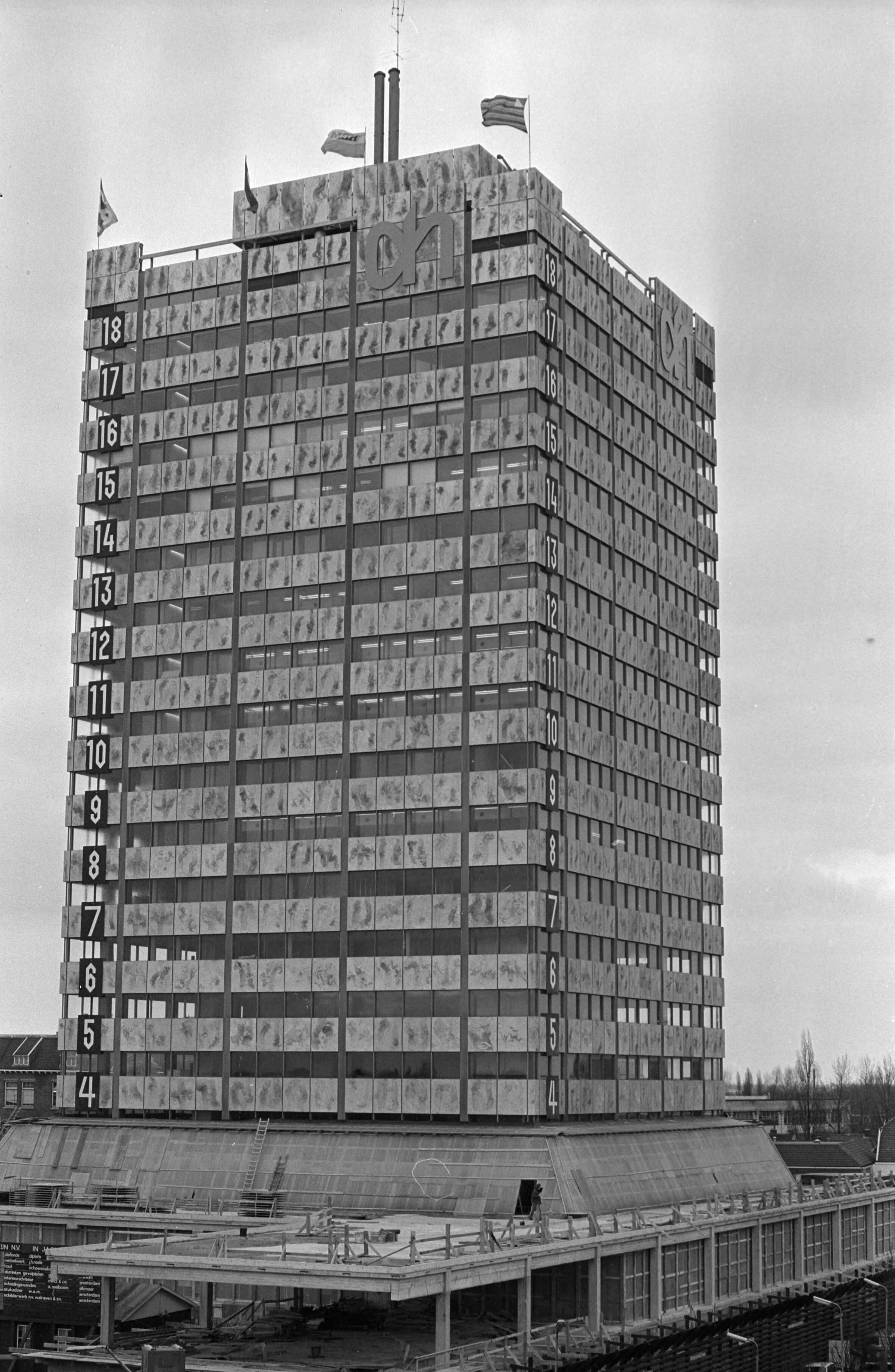 Fotocollectie Anefo — Hoogste punt bereikt van nieuw hoofdkantoor Albert Heyn Zaandam; nieuw kantoor in aanbouw, exterieur — Foto: Evers, Joost / Anefo. Licentie: Set B: Rechtenvrij / Publiek Domein. Bron: Nationaal Archief. http://hdl.handle.net/10648/abb2568e-d0b4-102d-bcf8-003048976d84