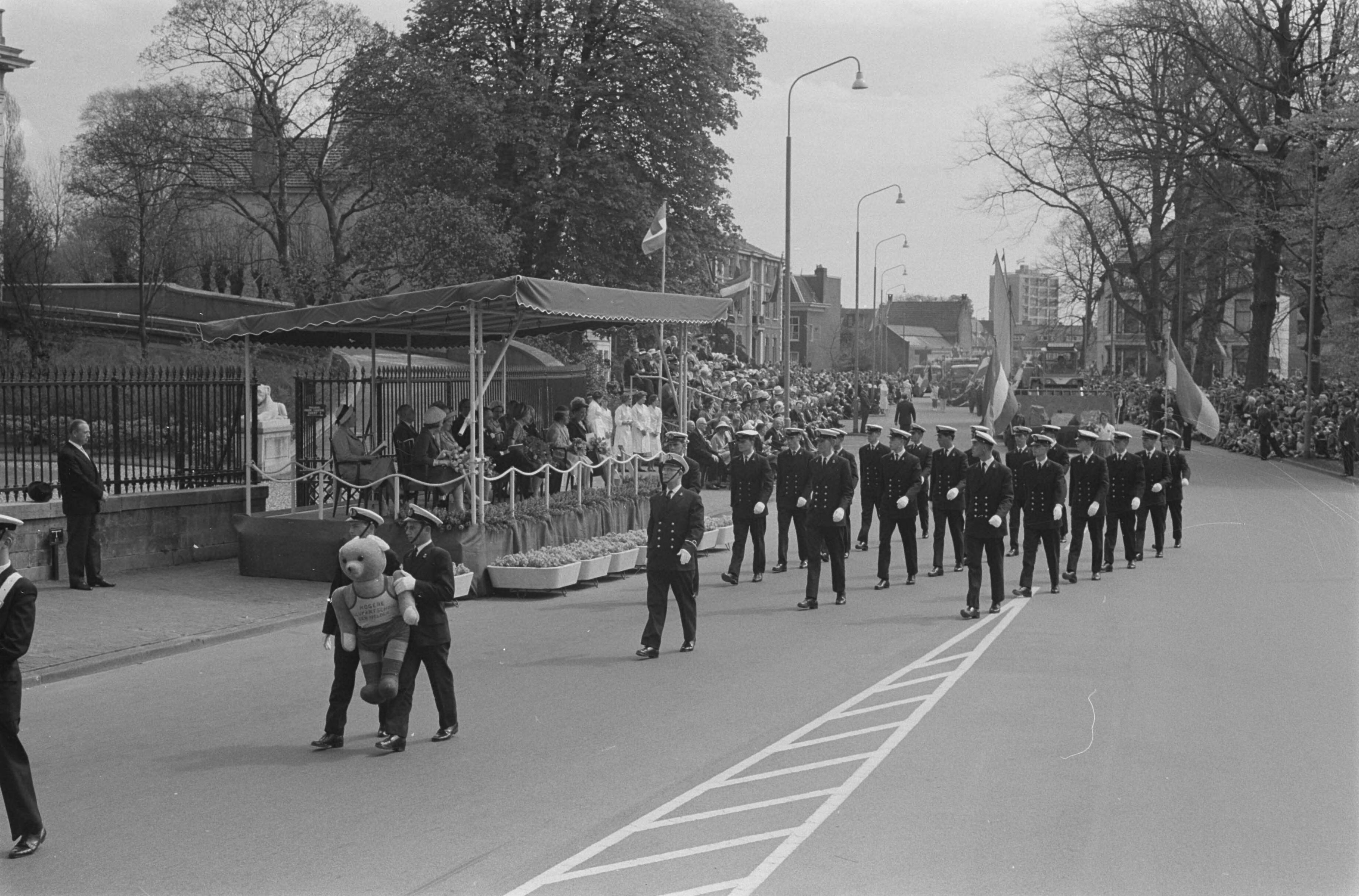 Koninklijk bezoek aan Noord-Holland — Koninklijk bezoek aan Haarlem — Foto: Pot, Harry / Anefo. Licentie: Set B: Rechtenvrij / Publiek Domein. Bron: Nationaal Archief. http://hdl.handle.net/10648/aa07a6d6-d0b4-102d-bcf8-003048976d84