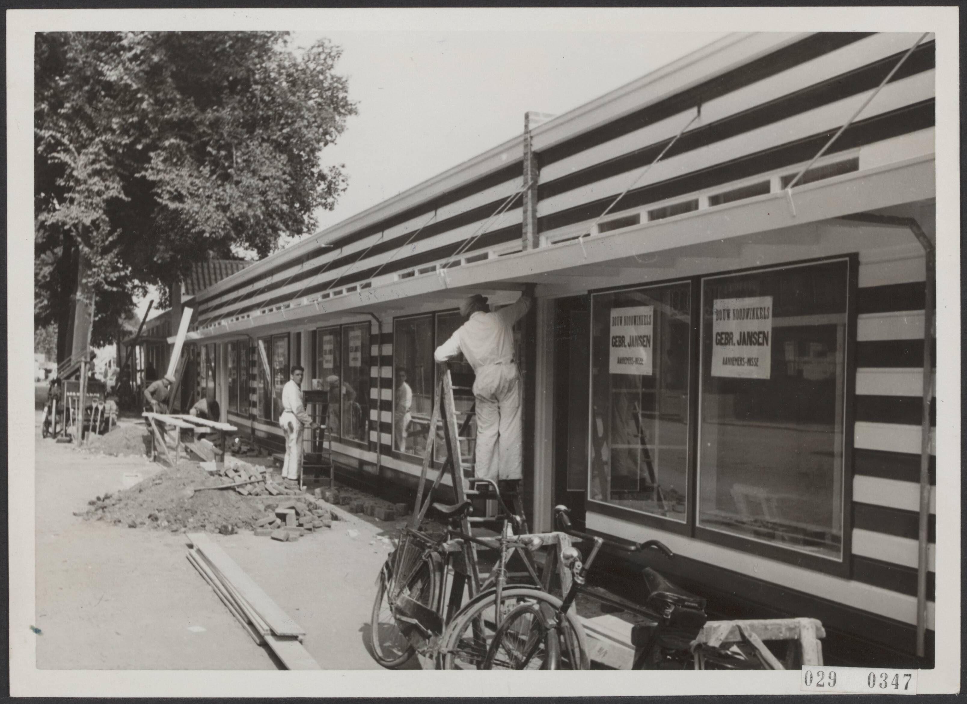 Fotocollectie Elsevier Binnenland — Bijschrift "Middelburg zit niet bij de pakken neer. De bouw van de sierlijke noodwinkels is bijna afgerond. Aan de afwerking wordt de laatste hand gelegd" — Foto: Internationale Clichéfabrieken Pax Holland N.V. Licentie: Set B: Rechtenvrij / Publiek Domein. Bron: Nationaal Archief. http://hdl.handle.net/10648/ade1a91e-d0b4-102d-bcf8-003048976d84