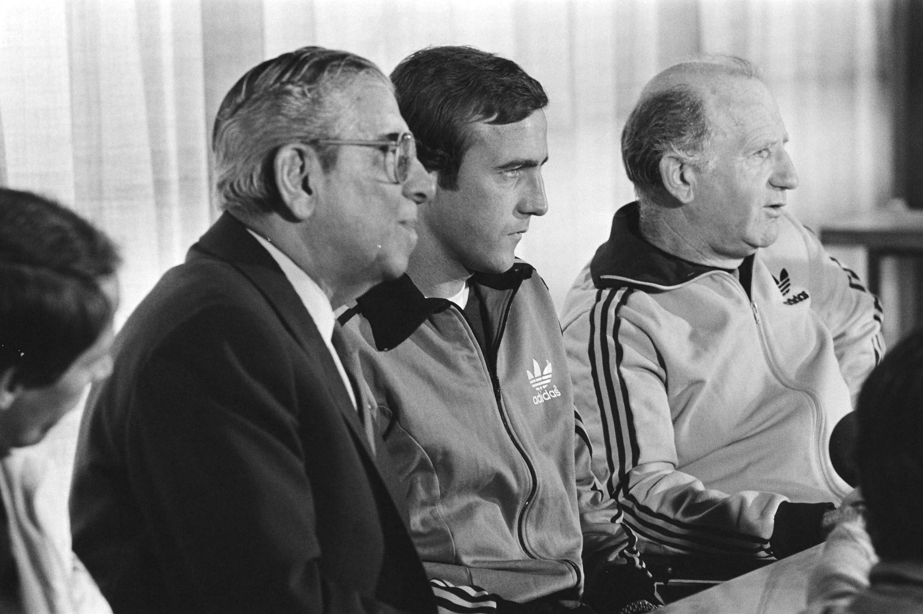 Training van Johan Neeskens in Zeist om eventueel a.s. woensdag in het Nederlands elftal te spelen — Jaap van Praag, Johan Neeskens en Kees Rijvers (van links naar rechts) tijdens de persconferentie — Foto: Dijk, Hans van / Anefo. Licentie: Set B: Rechtenvrij / Publiek Domein. Bron: Nationaal Archief. http://hdl.handle.net/10648/ad05c02a-d0b4-102d-bcf8-003048976d84