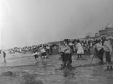 Fotocollectie Elsevier Binnenland — Kinderen vermaken zich aan de vloedlijn van het strand te Scheveningen — Foto: Onbekend / Publiek Domein of Rechtenvrij. Licentie: Set B: Rechtenvrij / Publiek Domein. Bron: Nationaal Archief. http://hdl.handle.net/10648/addfedea-d0b4-102d-bcf8-003048976d84
