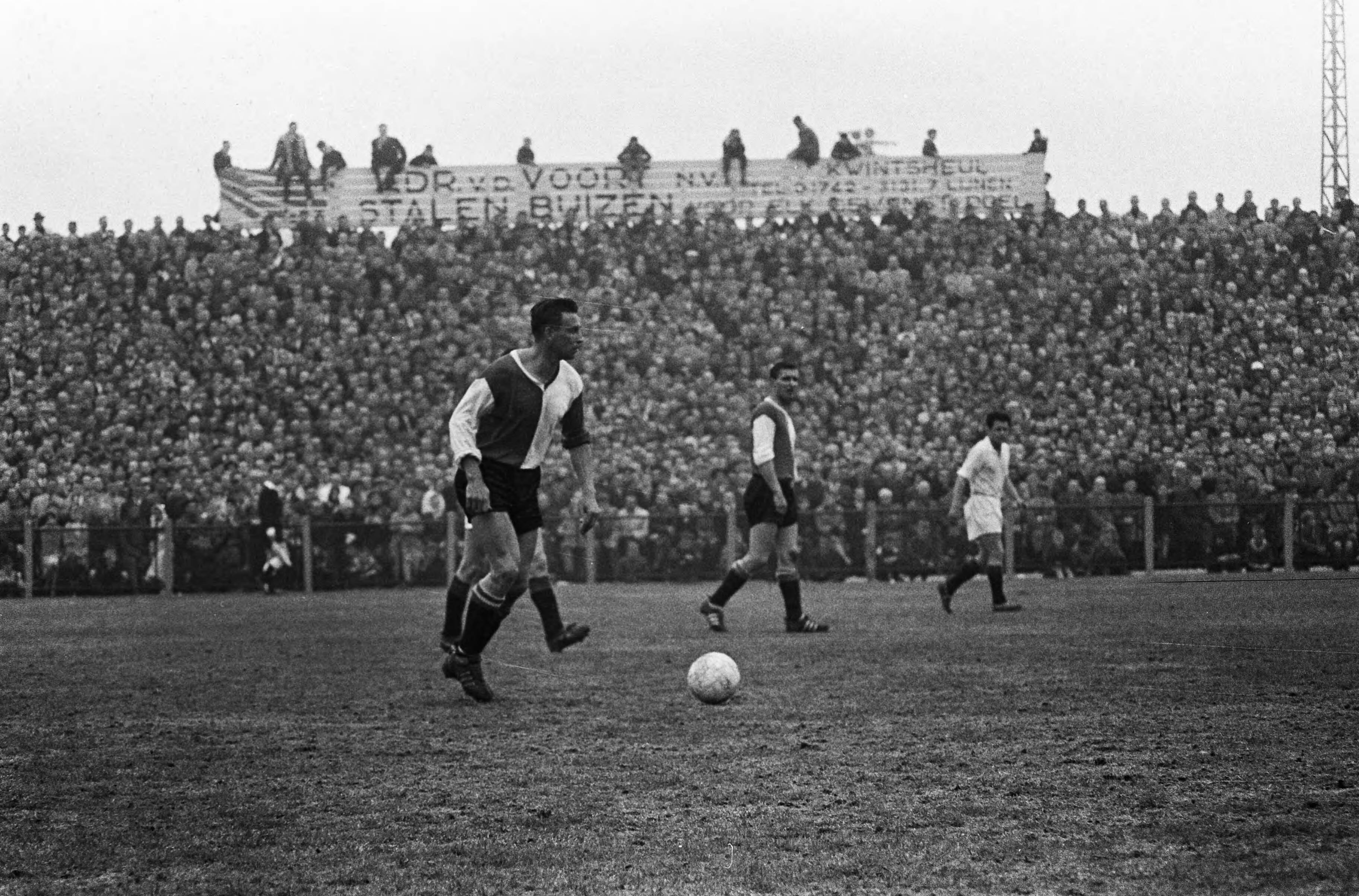 Fotocollectie Anefo — Voetbal. ADO tegen Feijenoord 1-1. Rinus Bennaars aan de bal — Foto: Koch, Eric / Anefo. Licentie: Set B: Rechtenvrij / Publiek Domein. Bron: Nationaal Archief. http://hdl.handle.net/10648/aa342b3e-d0b4-102d-bcf8-003048976d84