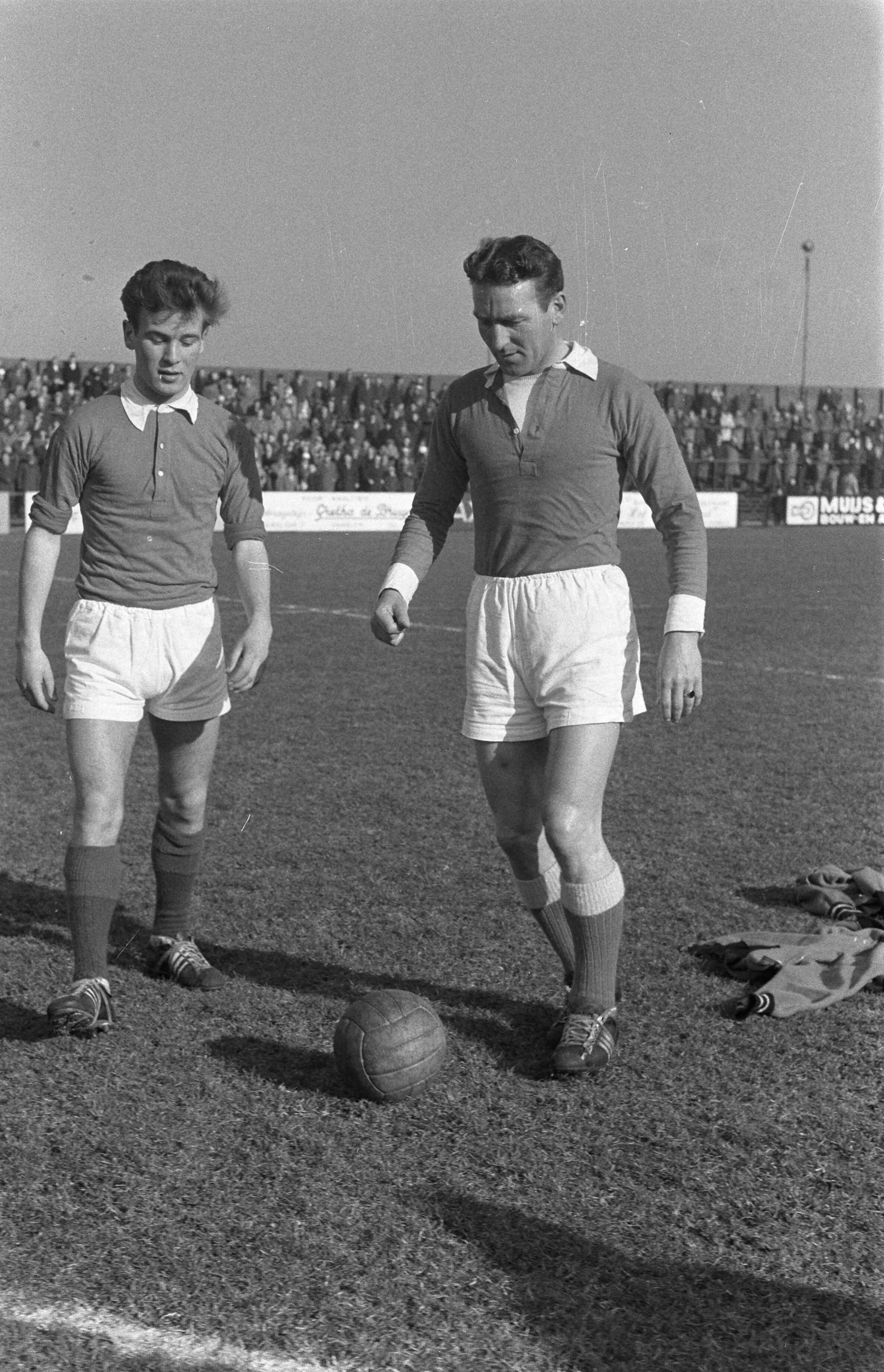 Fotocollectie Anefo — Voetbal. RCH tegen Hermes DVS 1-2 Vader een zoon Biesbrouck samen in actie voor RCH — Foto: Pot, Harry / Anefo. Licentie: Set B: Rechtenvrij / Publiek Domein. Bron: Nationaal Archief. http://hdl.handle.net/10648/a9a78d50-d0b4-102d-bcf8-003048976d84