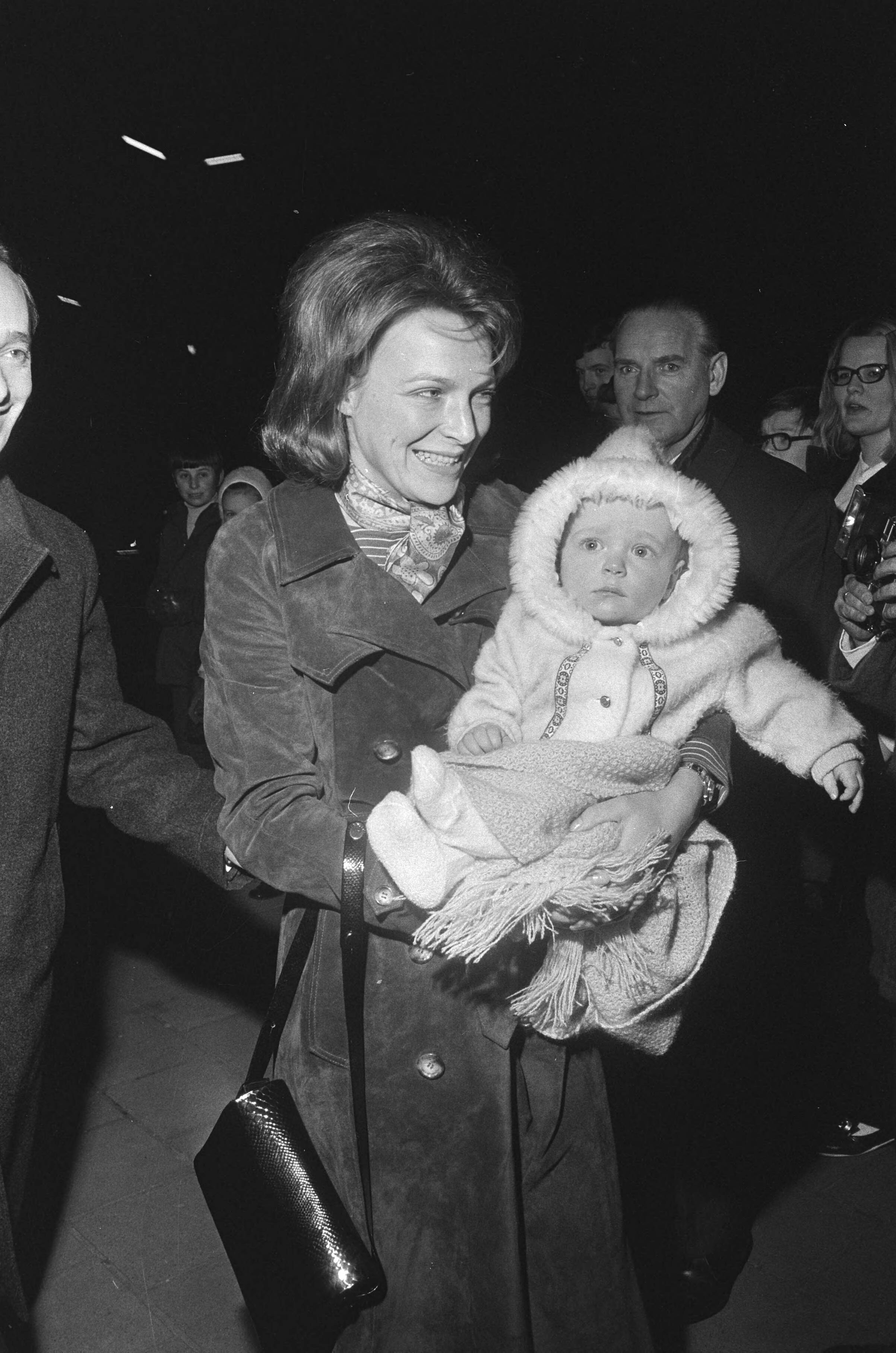 Fotocollectie Anefo — Koninklijke Familie vertrekt per trein naar Lech voor wintervakantie, vanaf Baarn; Prinses Irene loopt met Prins Carlos jr. — Foto: Verhoeff, Bert / Anefo. Licentie: Set B: Rechtenvrij / Publiek Domein. Bron: Nationaal Archief. http://hdl.handle.net/10648/abb579ae-d0b4-102d-bcf8-003048976d84