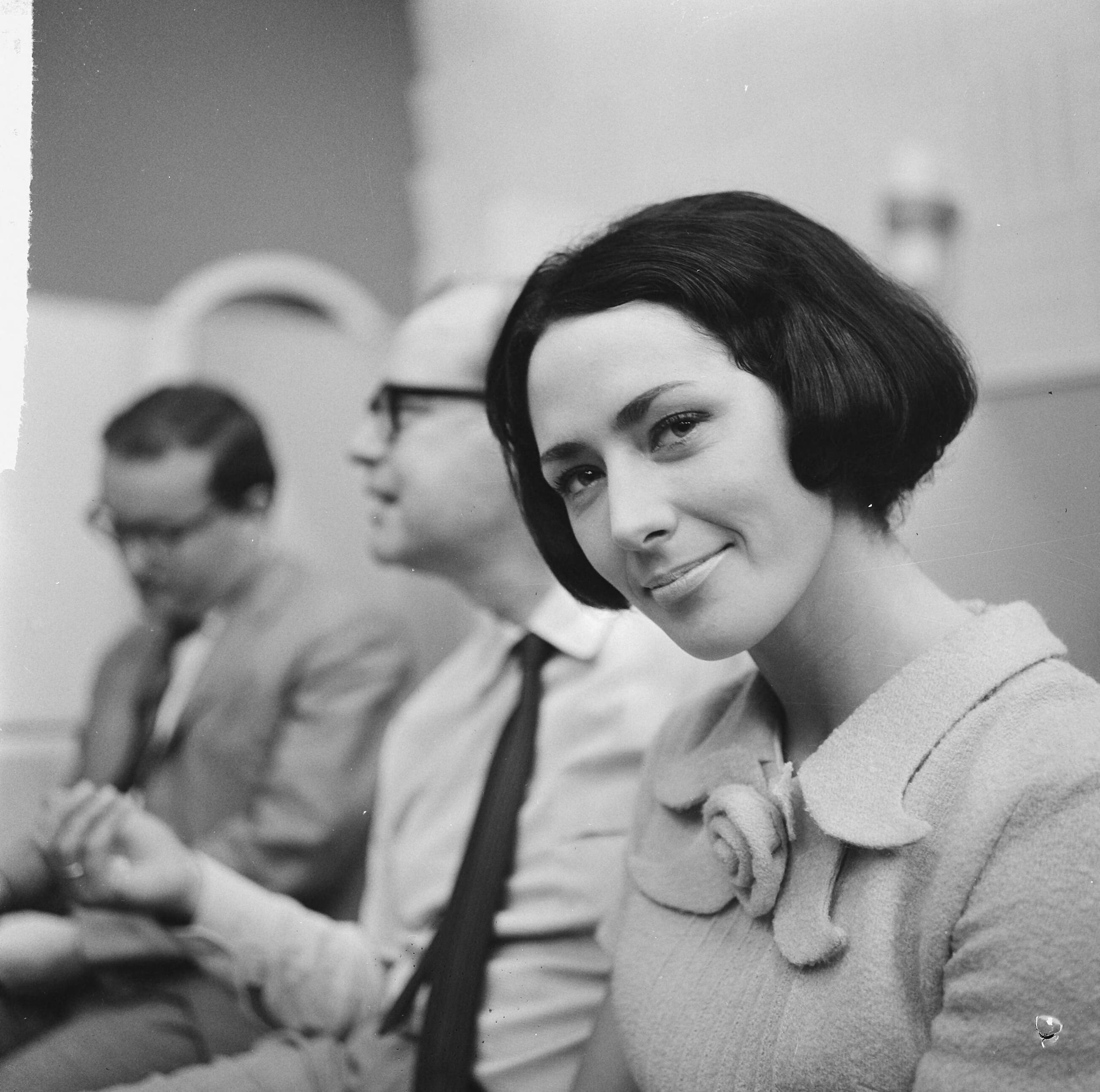 Fotocollectie Anefo — Joan Haanappel bij Phonogram te Hilversum, opname van haar eerste grammofoonplaat, Joan Haanappel tijdens opname — Foto: Pot, Harry / Anefo. Licentie: Set B: Rechtenvrij / Publiek Domein. Bron: Nationaal Archief. http://hdl.handle.net/10648/aa7e6e60-d0b4-102d-bcf8-003048976d84