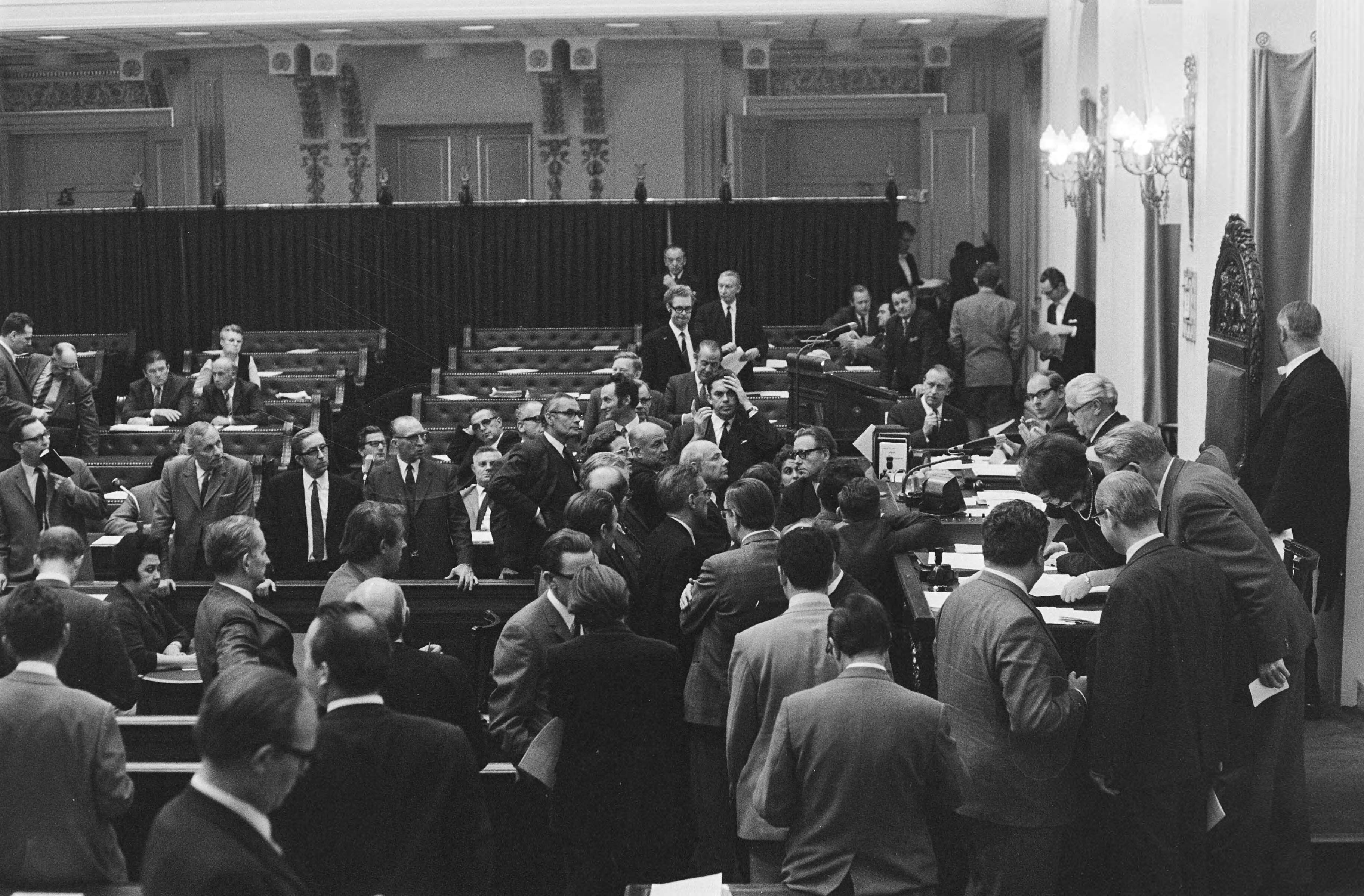 Fotocollectie Anefo — Tweede Kamer ; rijksbegroting van Justitie en Binnenlandse Zaken , Den Haag ; overzicht; leden staan — Foto: Mieremet, Rob / Anefo. Licentie: Set B: Rechtenvrij / Publiek Domein. Bron: Nationaal Archief. http://hdl.handle.net/10648/aba8b9da-d0b4-102d-bcf8-003048976d84