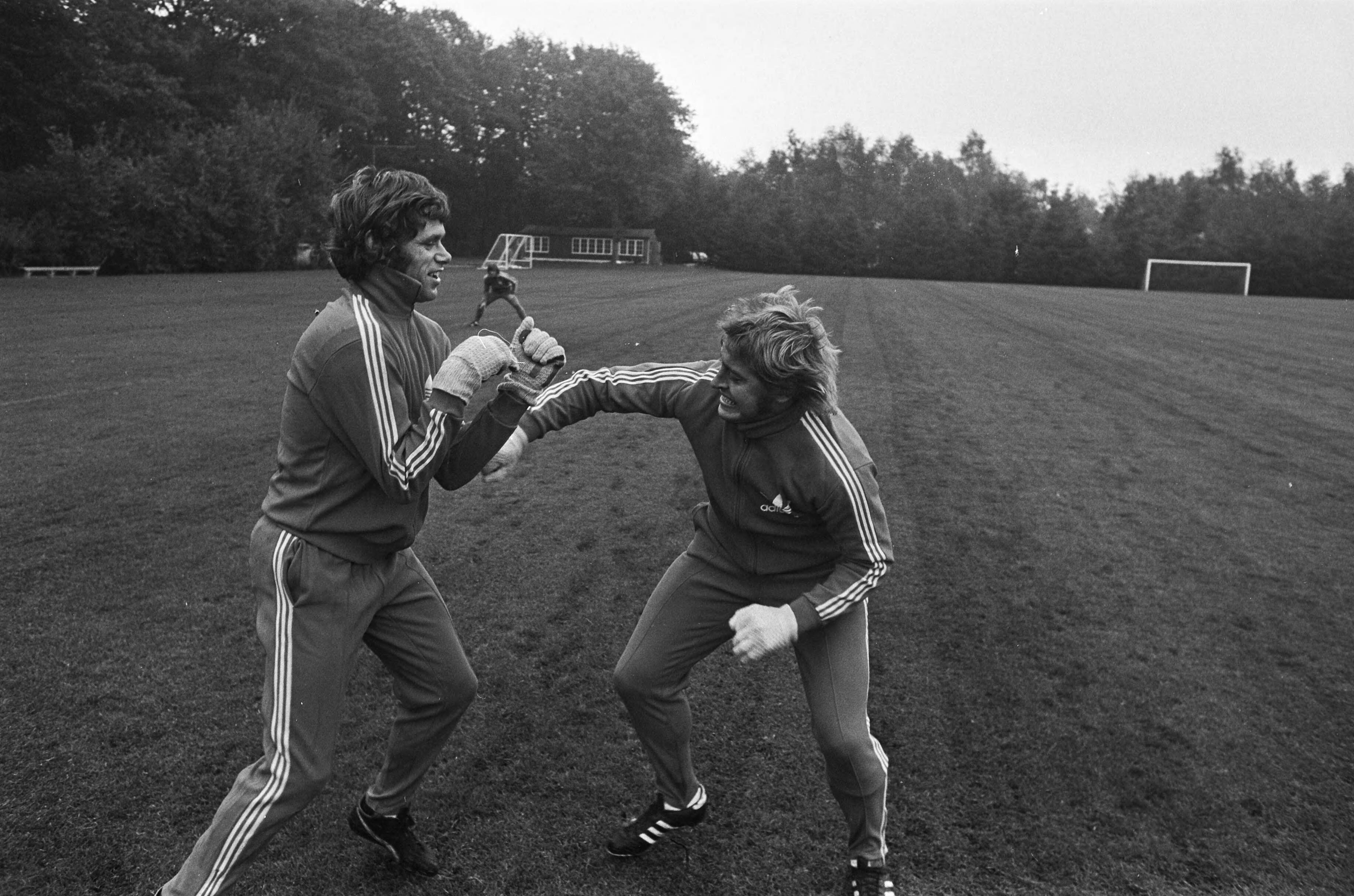 Fotocollectie Anefo — Training Nederlands elftal in Zeist; beide doelverdediger Jongbloed (l) en Schrijvers tijdens een partijtje boksen — Foto: Verhoeff, Bert / Anefo. Licentie: Set B: Rechtenvrij / Publiek Domein. Bron: Nationaal Archief. http://hdl.handle.net/10648/ac57243e-d0b4-102d-bcf8-003048976d84
