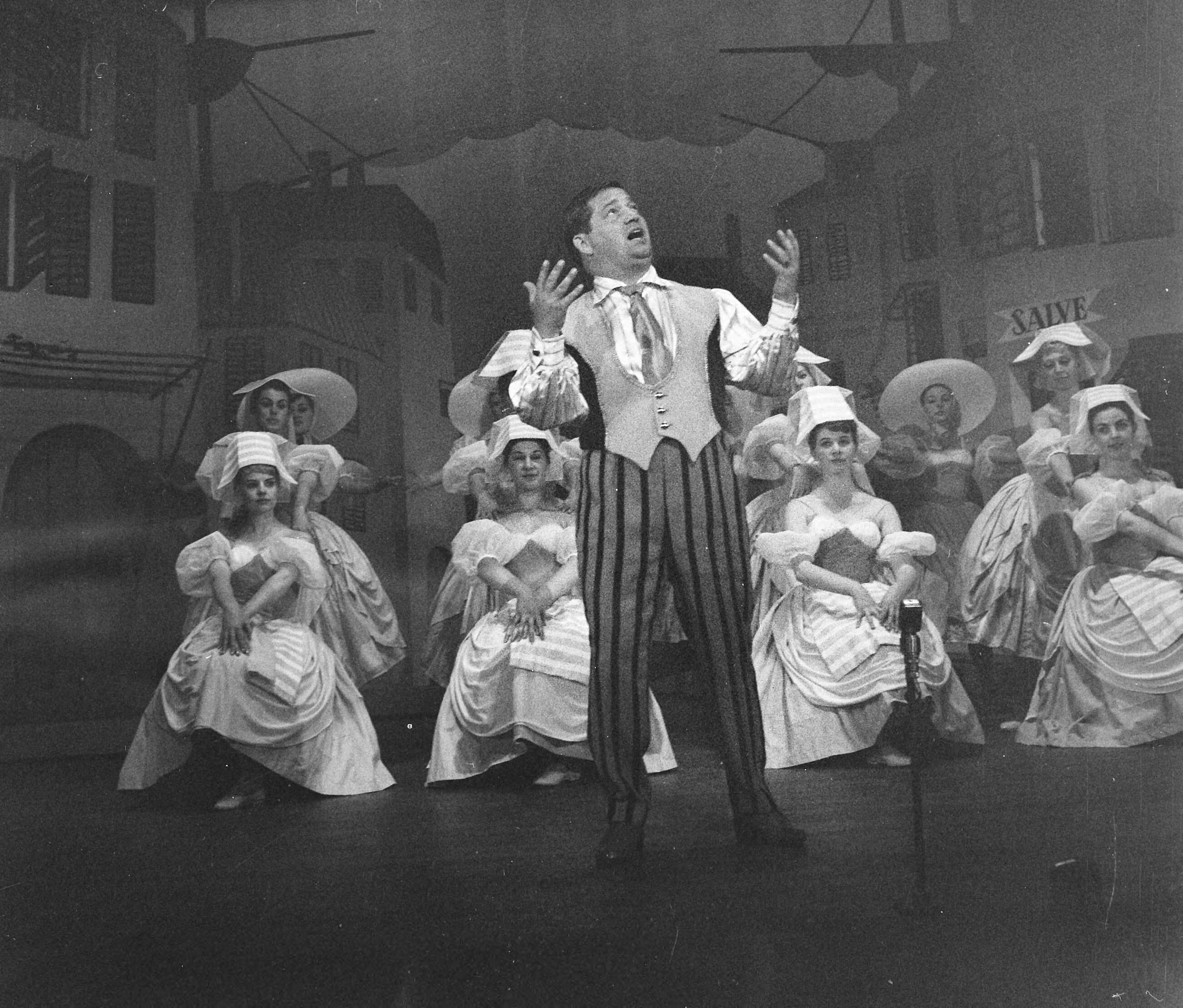 Fotocollectie Anefo — Willy Alberti treedt op in René Sleeswijk's Nederlandse Revue (Snip & Snap Revue "'t Staat in de Sterren") — Foto: Nijs, Jac. de / Anefo. Licentie: Set B: Rechtenvrij / Publiek Domein. Bron: Nationaal Archief. http://hdl.handle.net/10648/a9dbce3a-d0b4-102d-bcf8-003048976d84