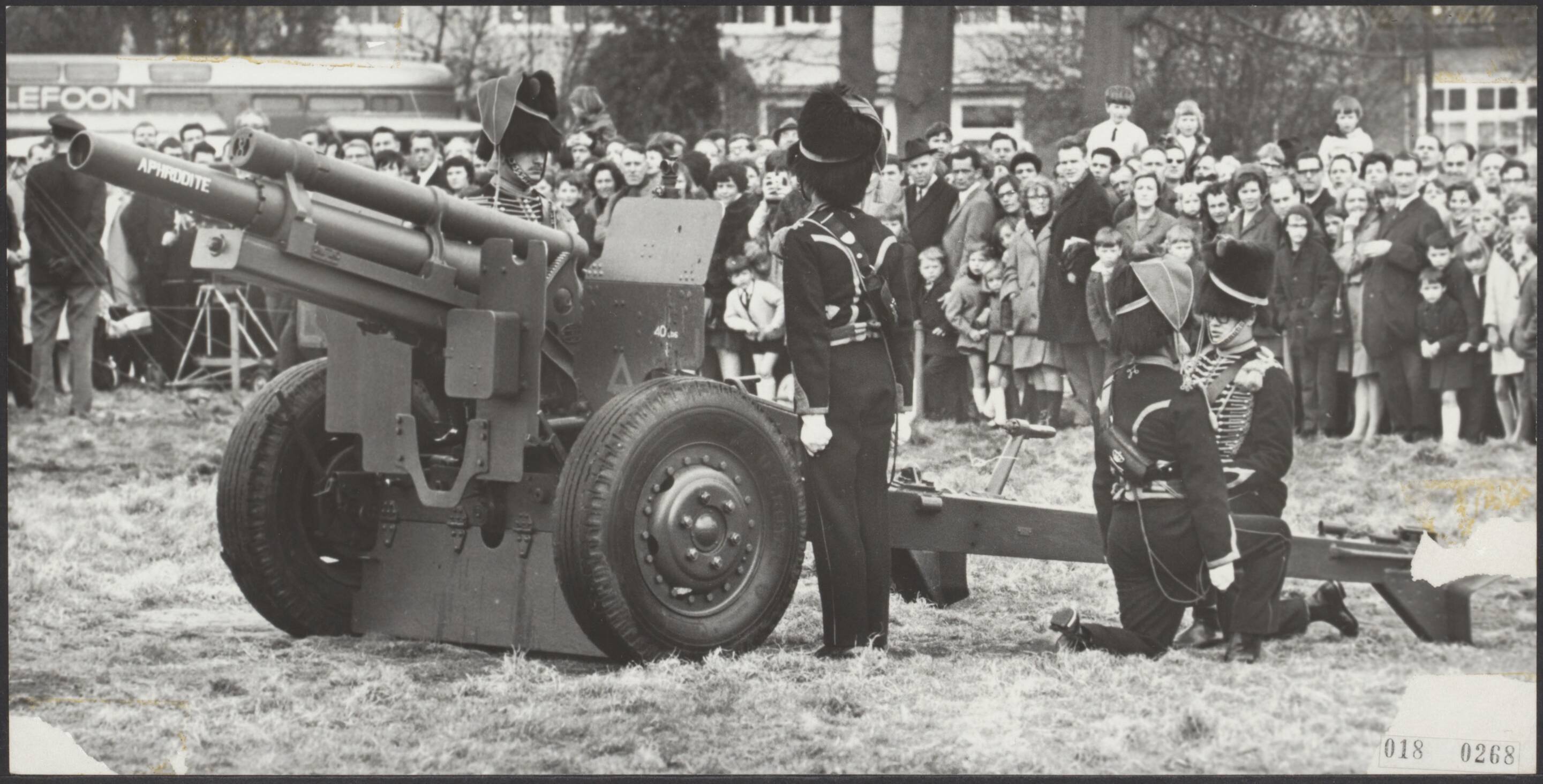 Fotocollectie Elsevier Binnenland — Het mooie weer heeft heel wat mensen naar Drakensteyn gevoerd. Het enige wat goed te zien was, was een oefening van de Gele Rijders met een kanon vlakbij Drakensteyn, die speciaal voor de televisie werd gedaan — Foto: Kroon, Ron / Anefo. Licentie: Set B: Rechtenvrij / Publiek Domein. Bron: Nationaal Archief. http://hdl.handle.net/10648/adc1bdac-d0b4-102d-bcf8-003048976d84